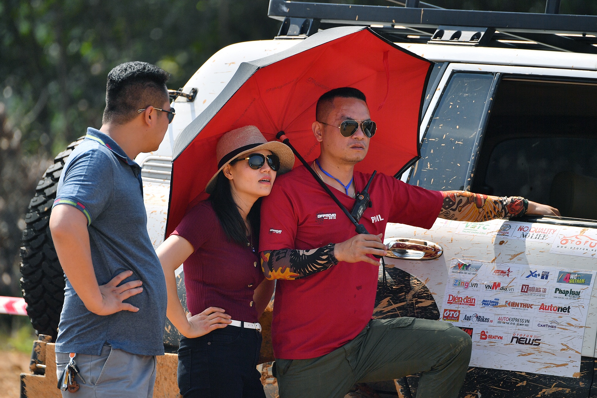 doi nang xem dua o to dia hinh anh 4