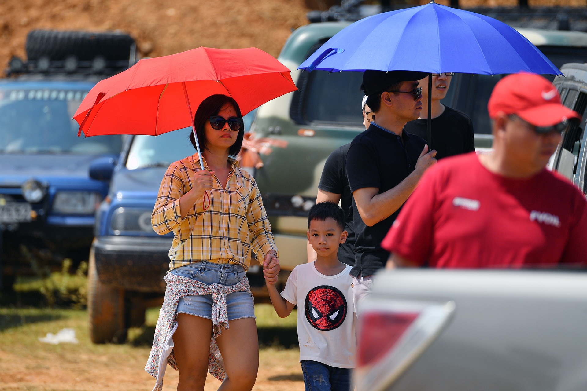 doi nang xem dua o to dia hinh anh 2