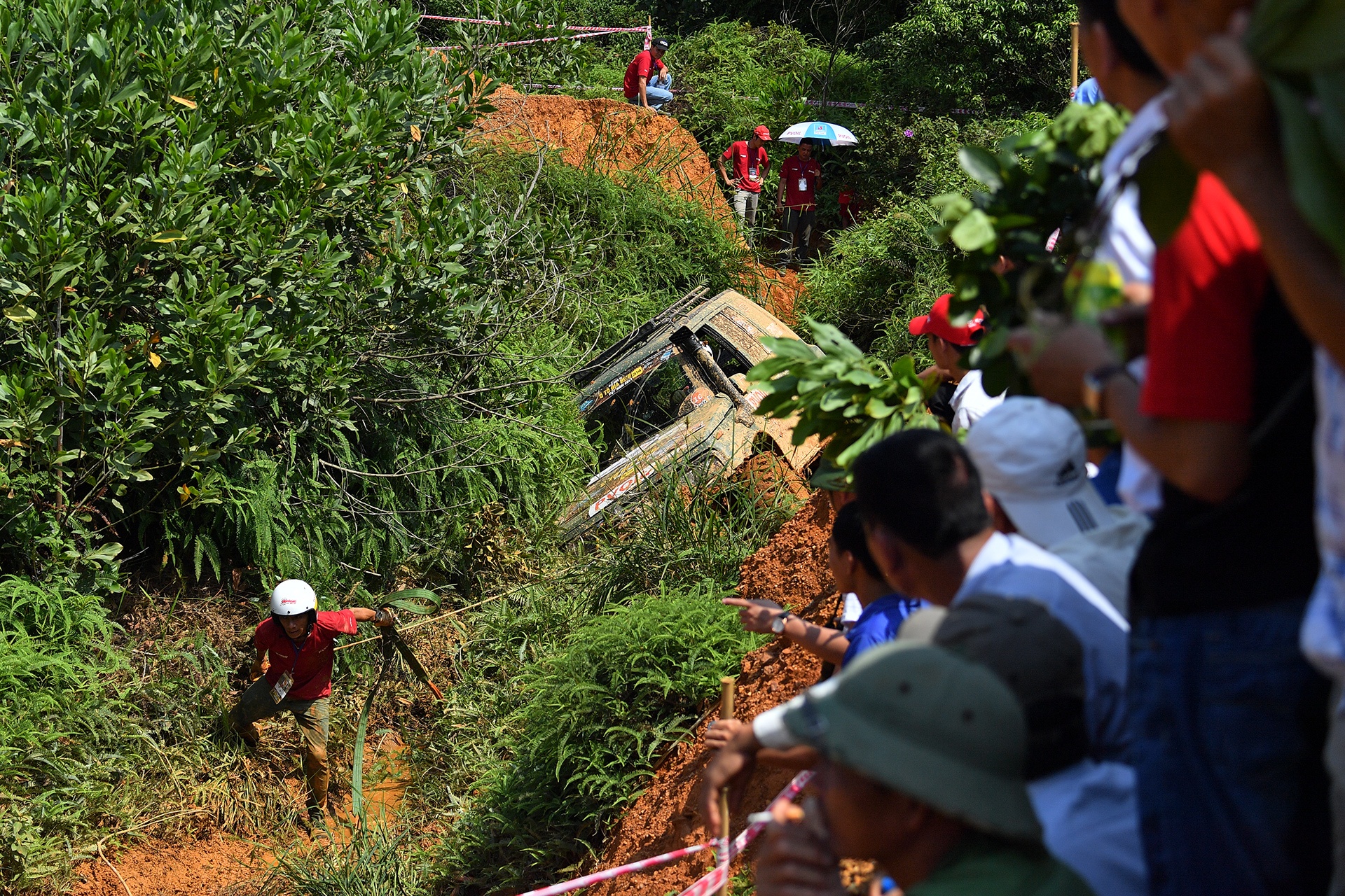 doi nang xem dua o to dia hinh anh 16