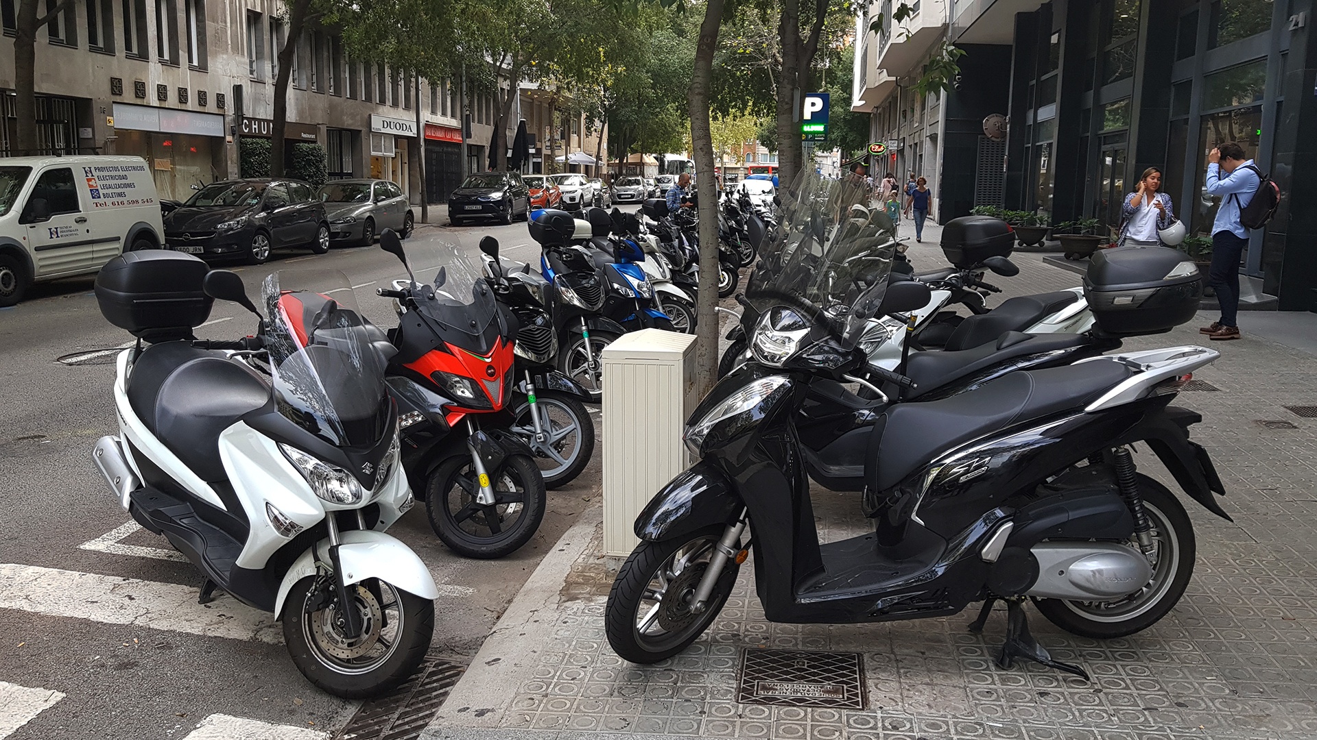 Thung rac, oto, xe may xep day long duong o Barcelona hinh anh