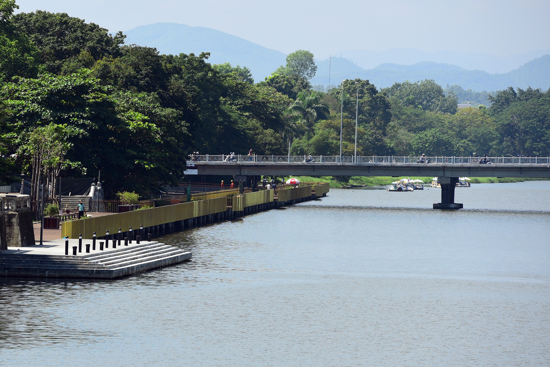 cau di bo bang go lim tren song Huong o Hue anh 2