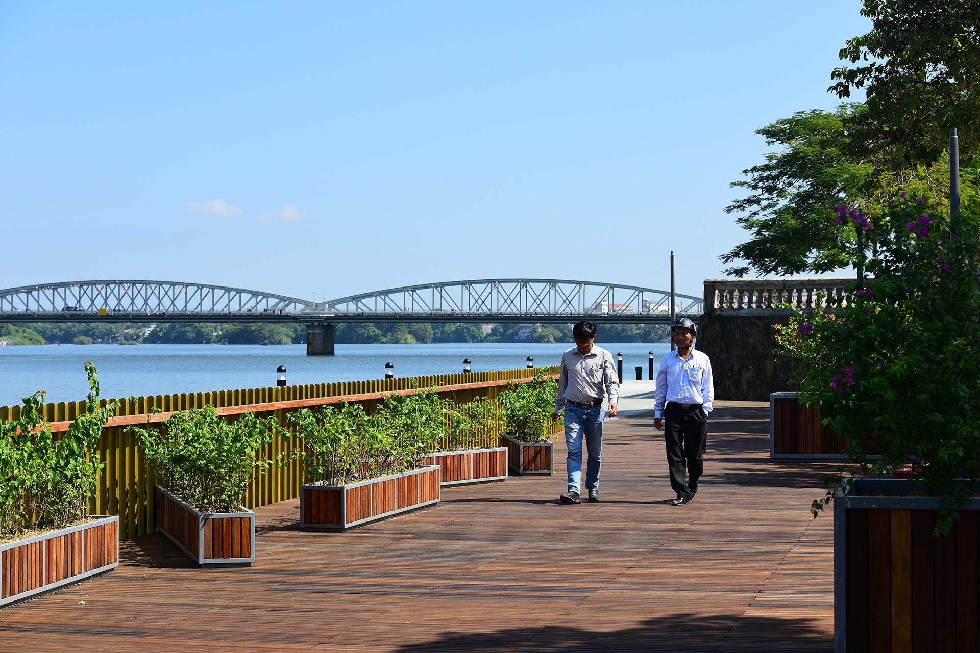 cau di bo bang go lim tren song Huong o Hue anh 4