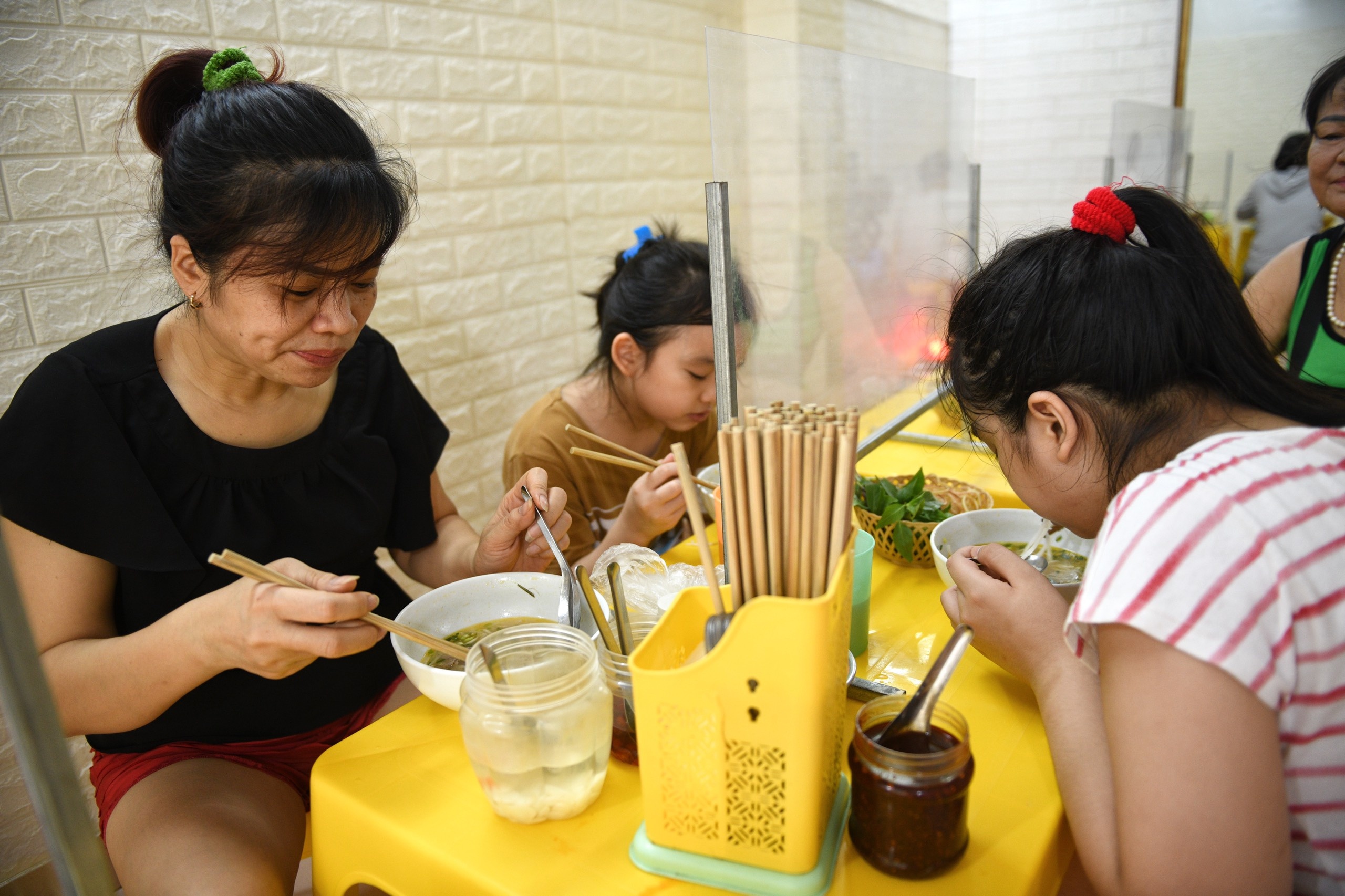 ngay dau ban pho tro lai anh 2