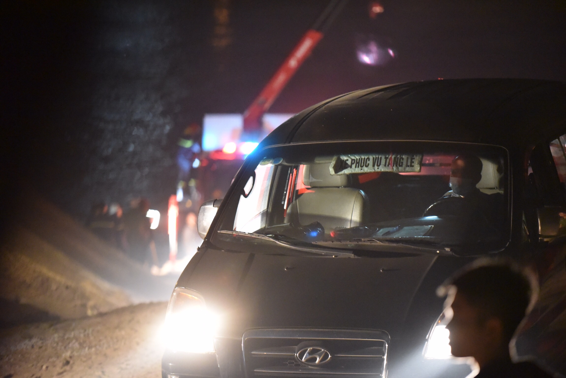 ôtô lao xuống cầu Chương Dương ảnh 4 oto lao xuong cau Chuong Duong anh 4