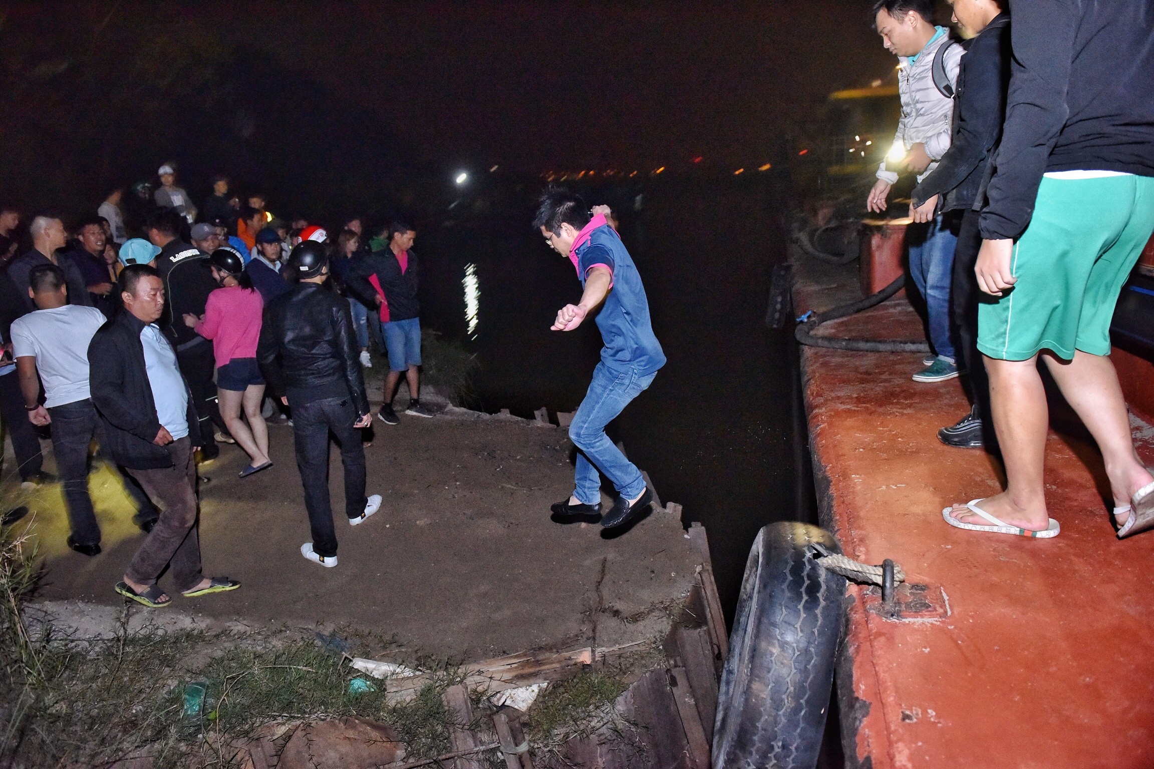 Oto roi xuong song Hong anh 11