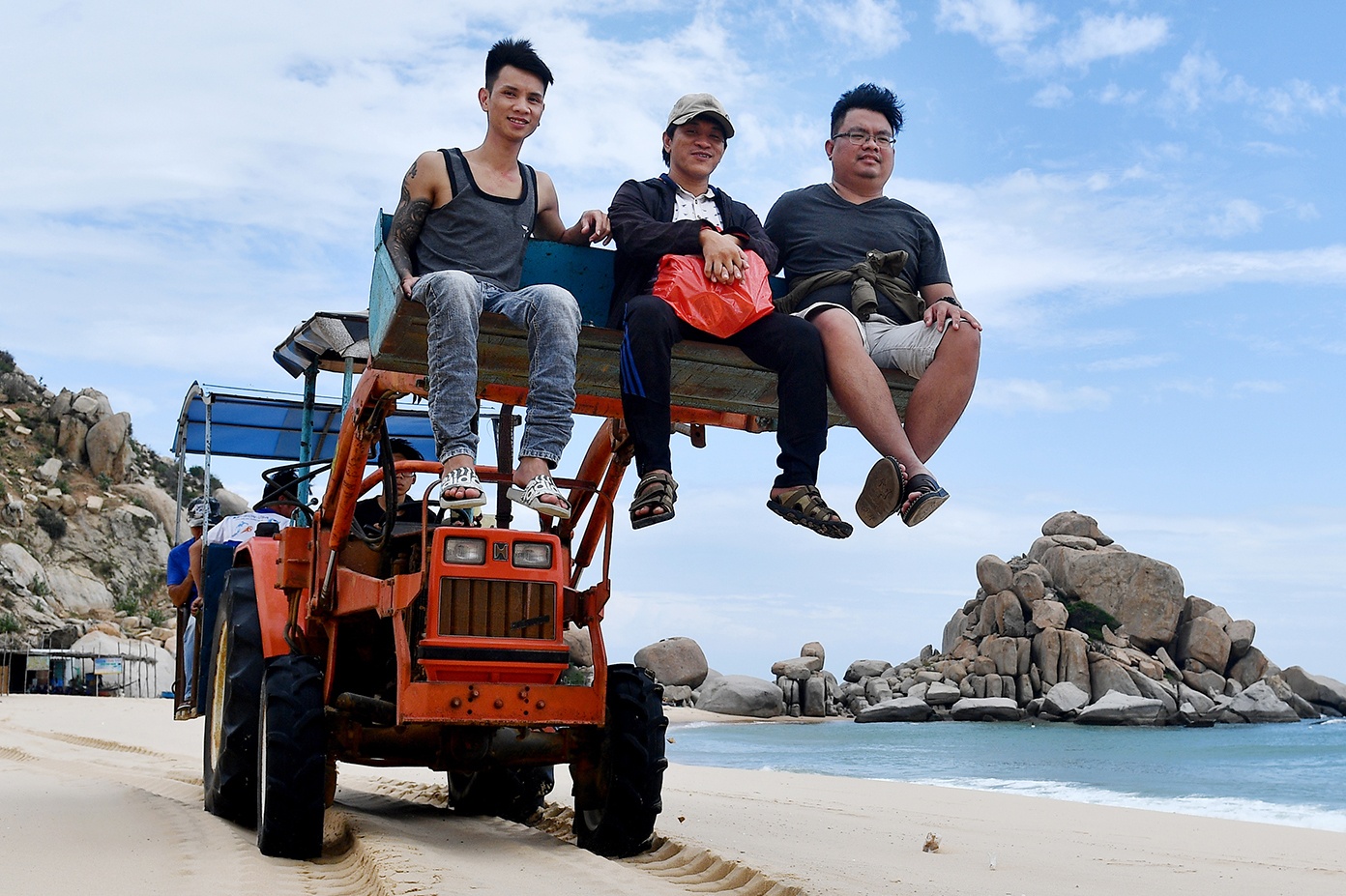 May cay, xe bo hung doc dao cho khach o Mui Dinh hinh anh