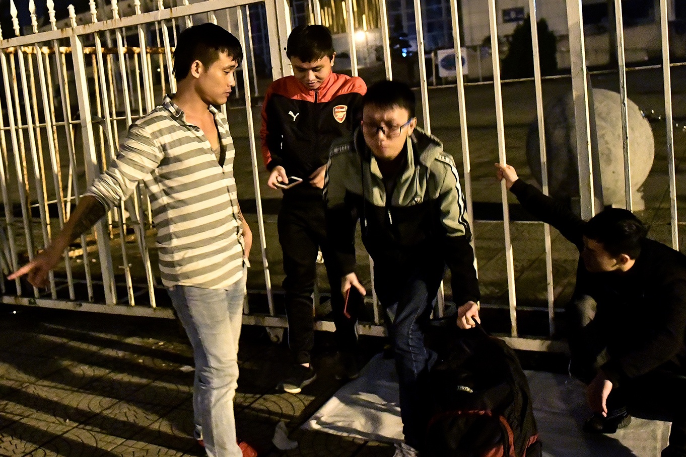 'Dau gau' duoi nguoi xep hang mua ve AFF Cup luc nua dem hinh anh