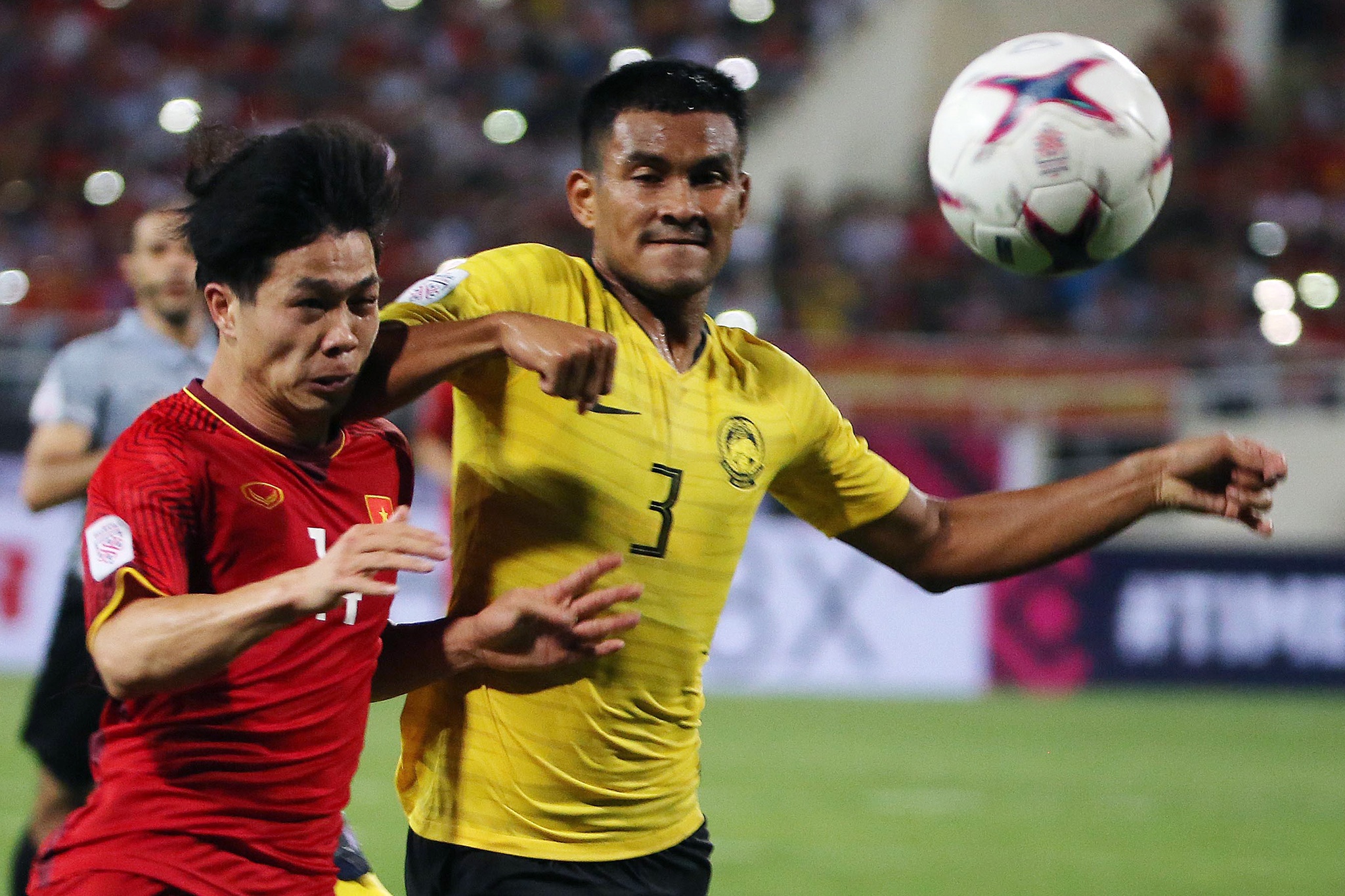 Nhung pha choi bong ac y cua cau thu Malaysia tren san My Dinh hinh anh