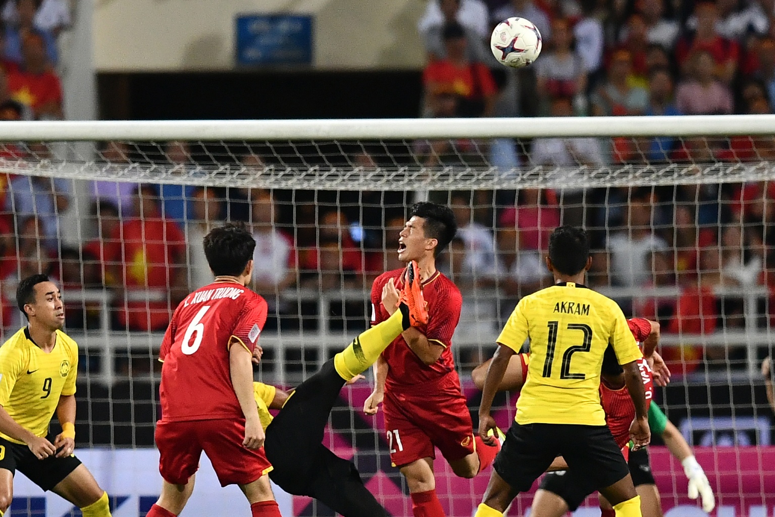 Tuyen Viet Nam gap tuyen Malaysia AFF Cup anh 2