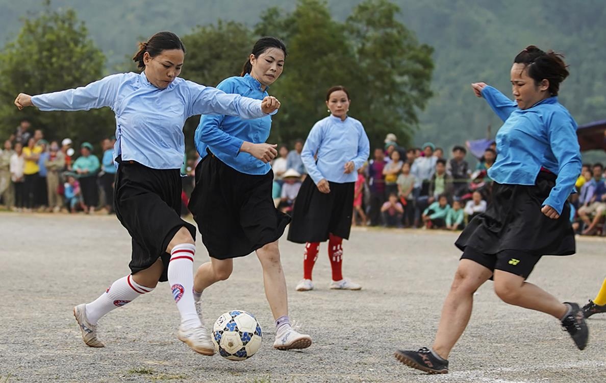 Thieu nu mac vay tranh chap bong quyet liet tren san khong co hinh anh