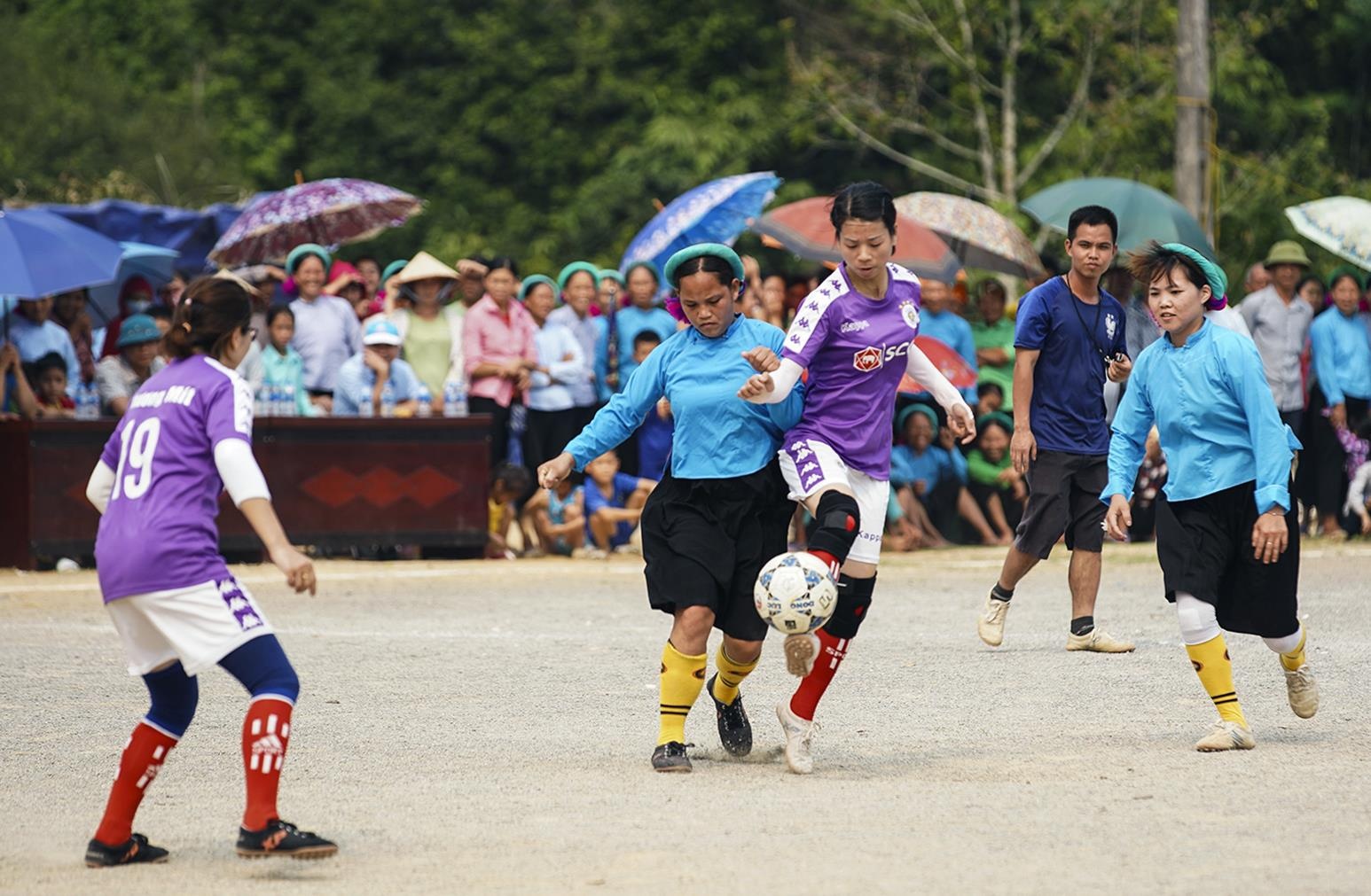 phu nu dan toc da bong o Binh Lieu anh 1