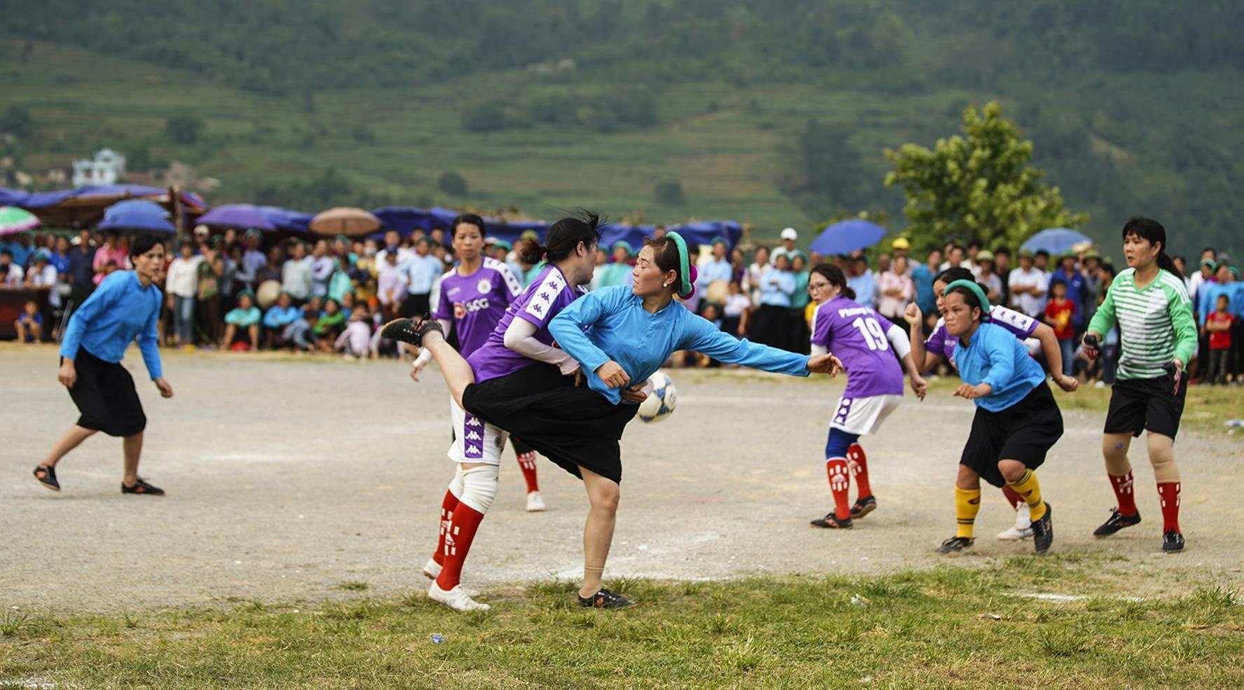 phu nu dan toc da bong o Binh Lieu anh 2