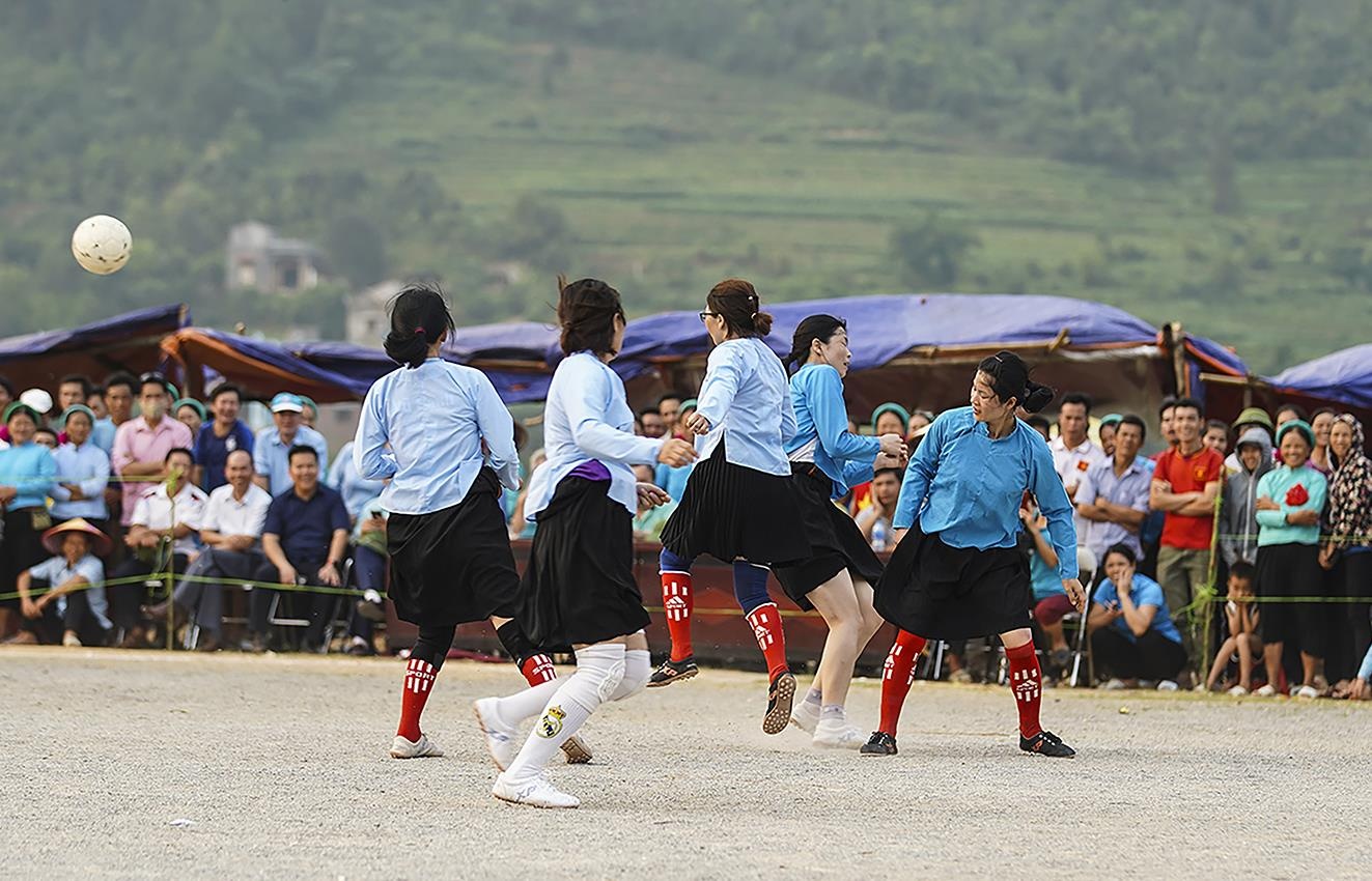 phu nu dan toc da bong o Binh Lieu anh 4