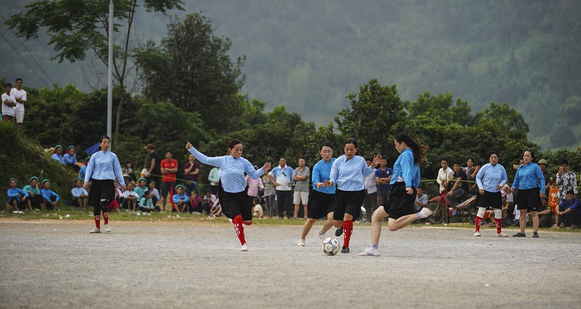 phu nu dan toc da bong o Binh Lieu anh 7
