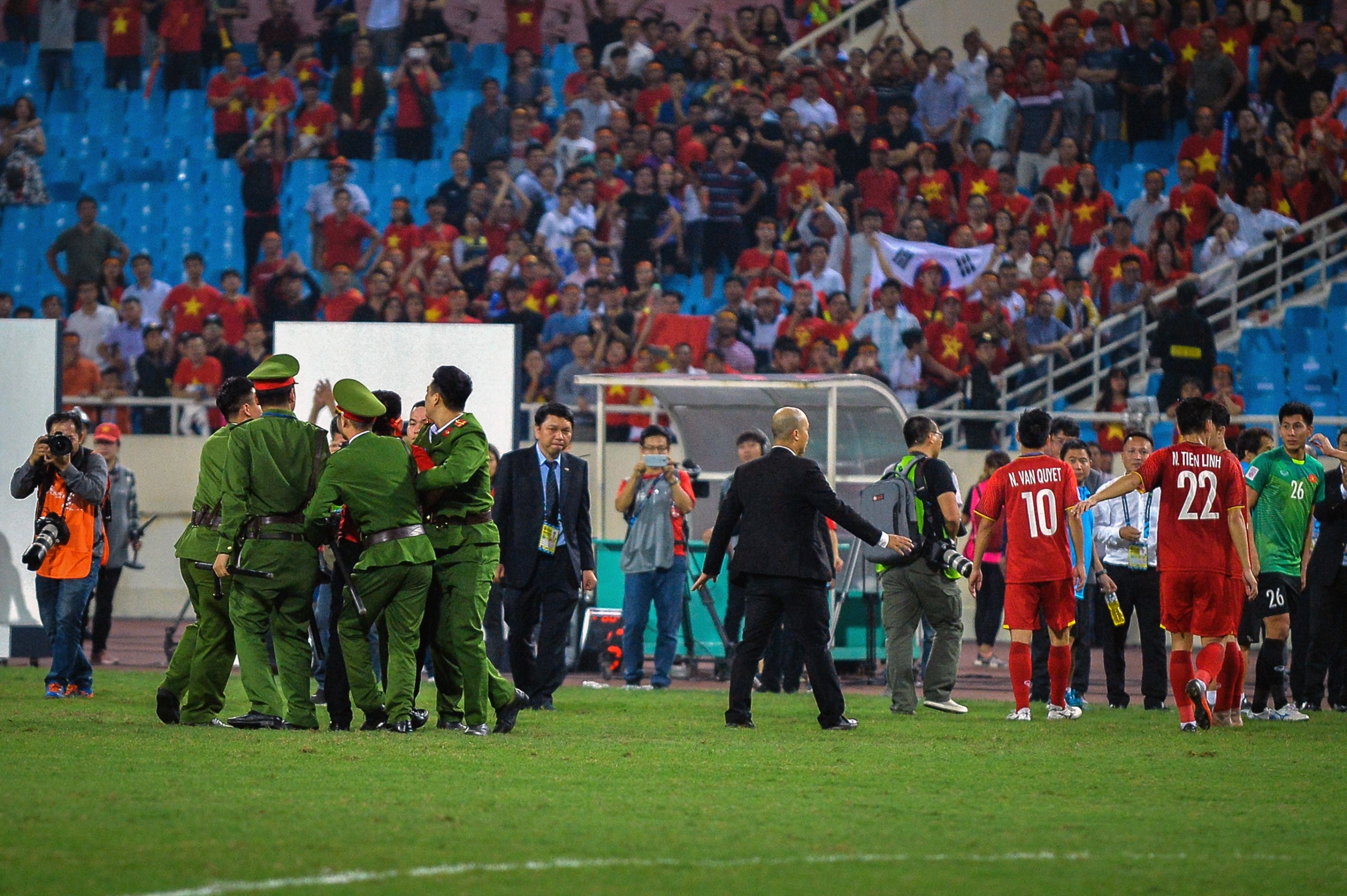 co dong vien qua khich anh 4