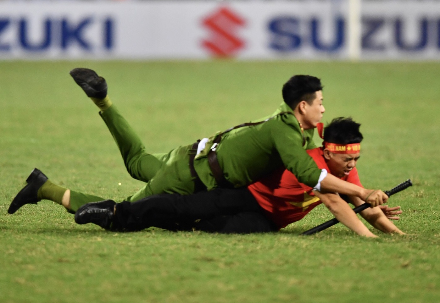 Pha bay nguoi tom gon CDV qua khich sau tran Viet Nam - Philippines hinh anh