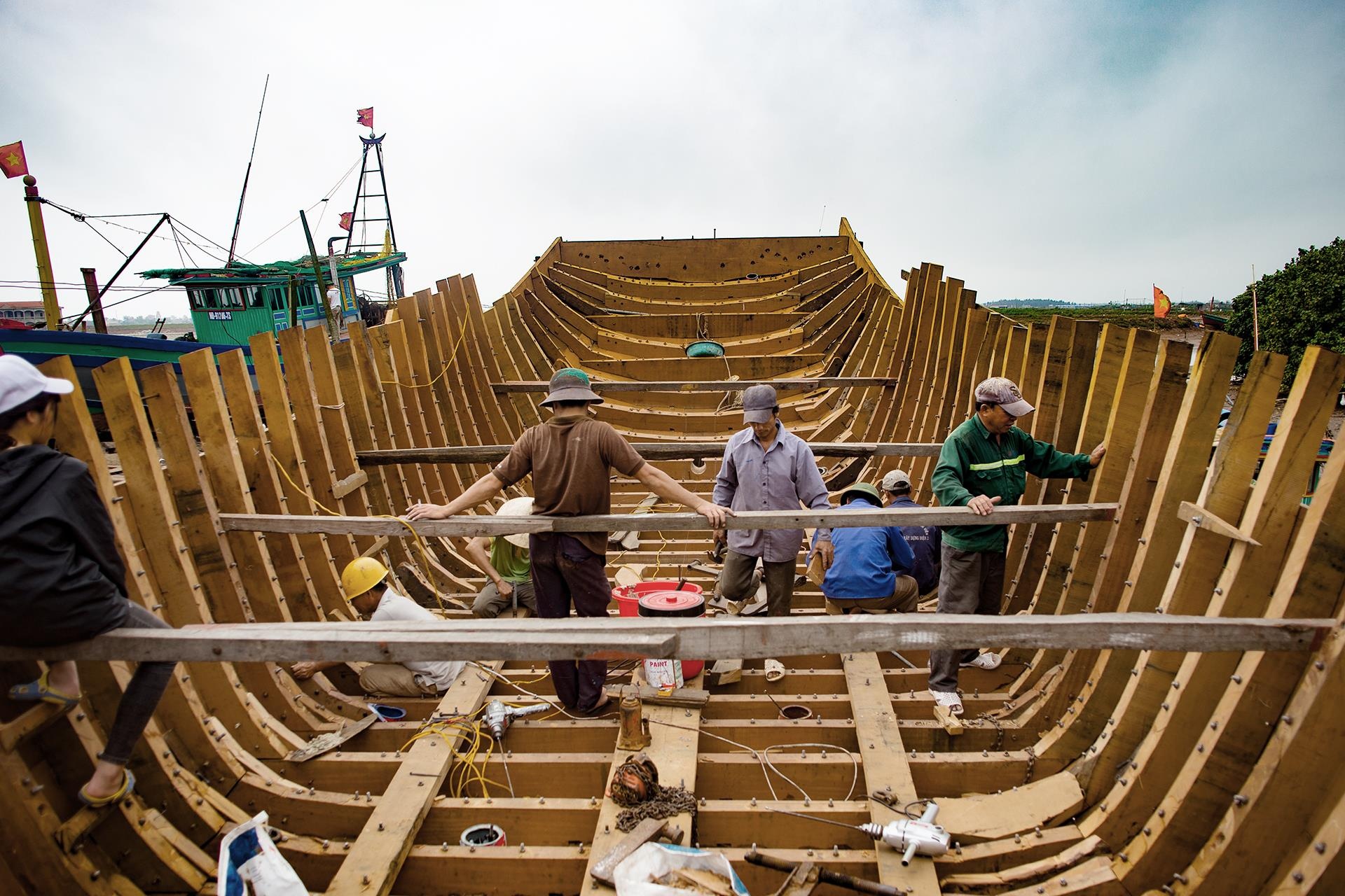 Tau bien tien ty 'made in' Quat Lam hinh anh