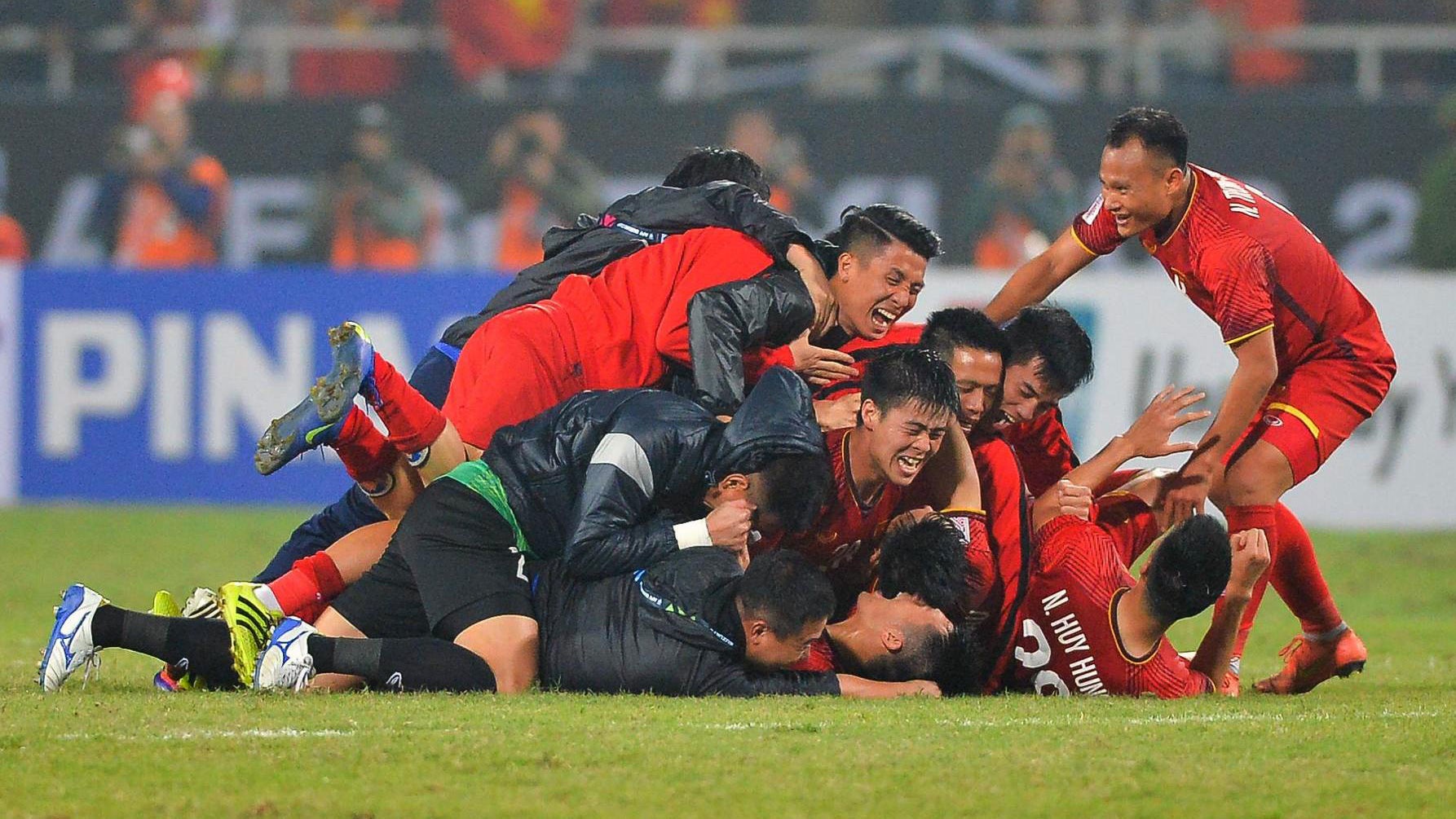 Khoanh khac thay tro Park Hang-seo nhan cup vo dich Dong Nam A hinh anh