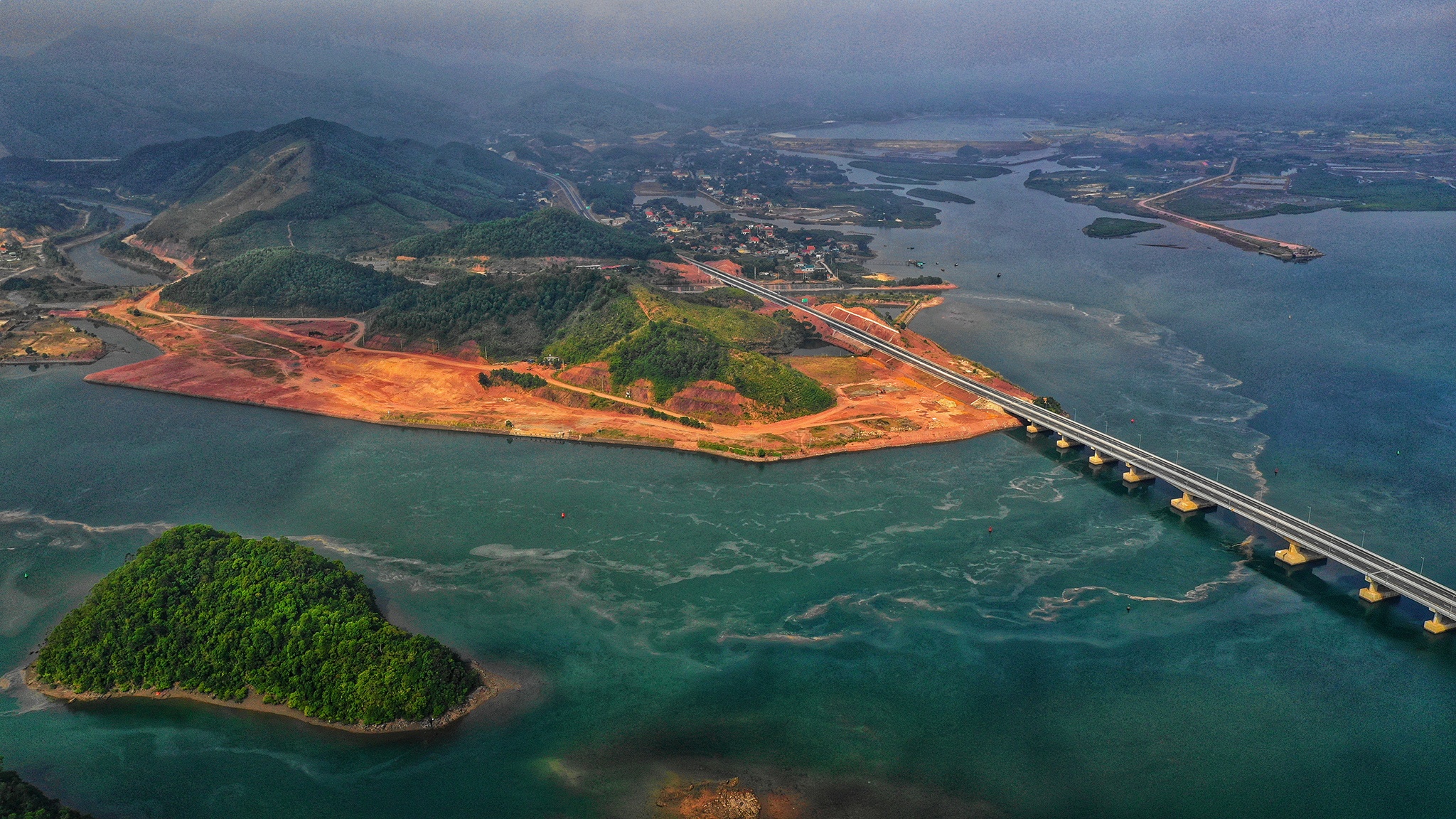 Canh ky vi hai ben cao toc Ha Long - Van Don sap thong xe hinh anh