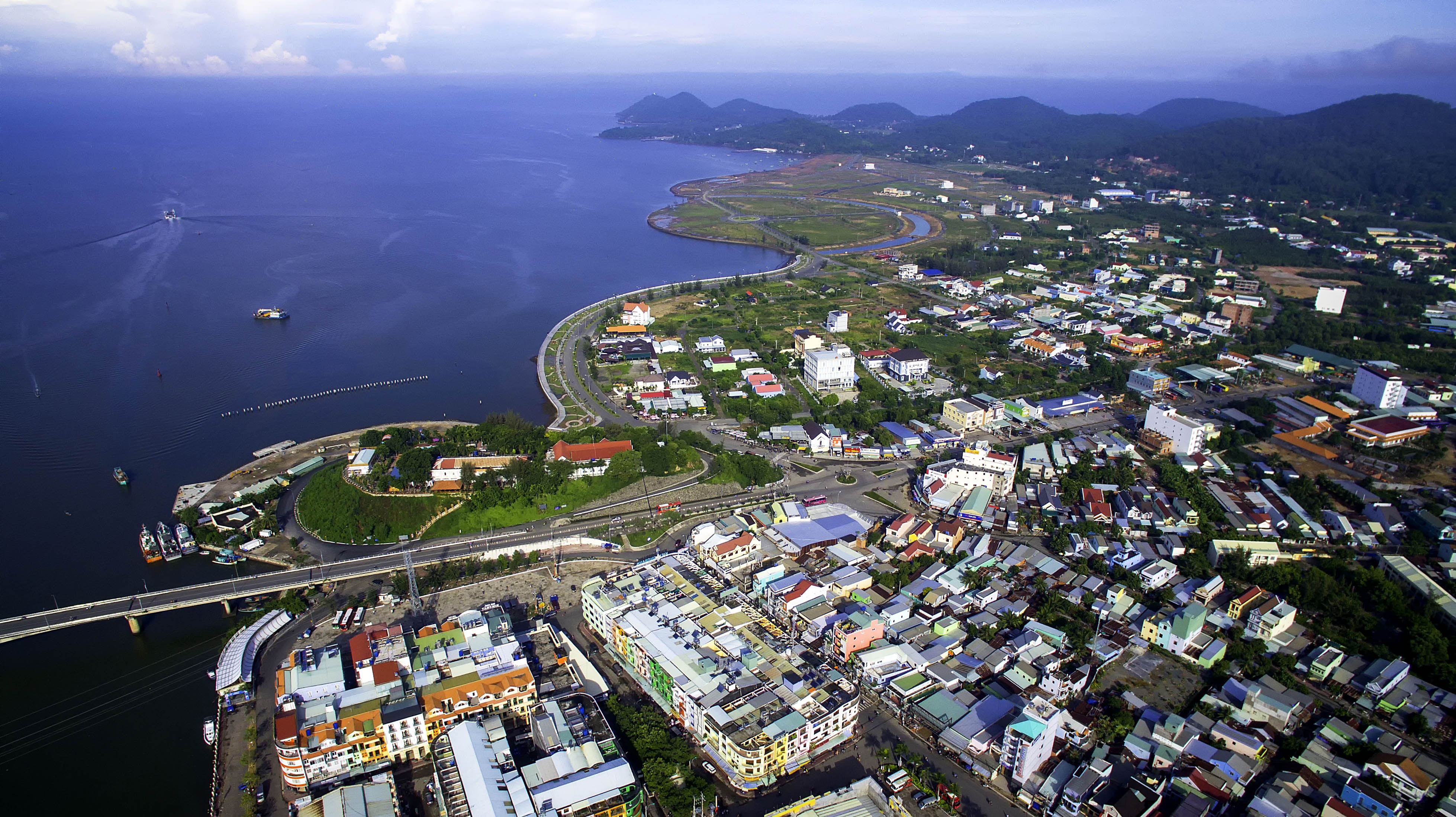 Ve dep thanh pho 2 thang tuoi cua Kien Giang hinh anh