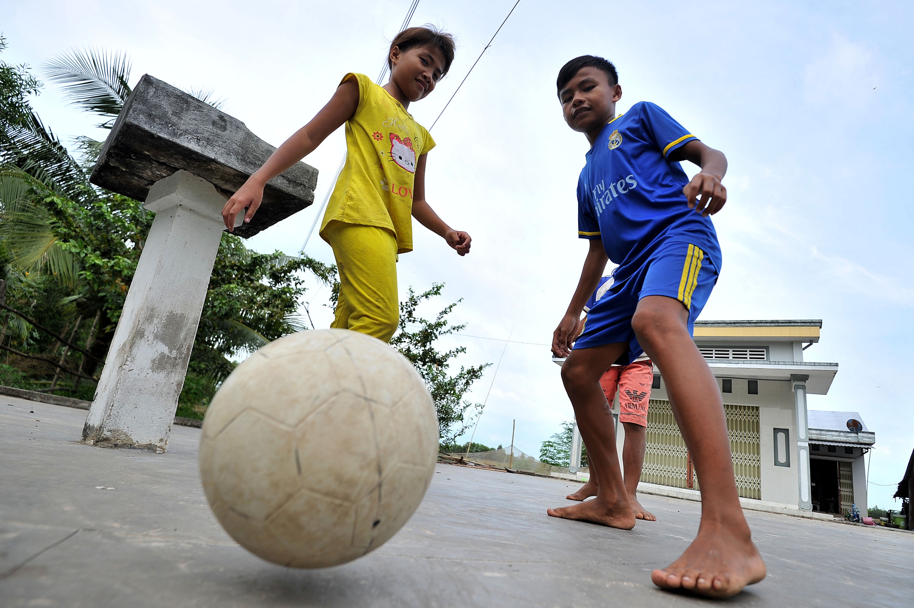 Co be mat xanh bi cam diec quyet hoc chu, mo doi doi hinh anh