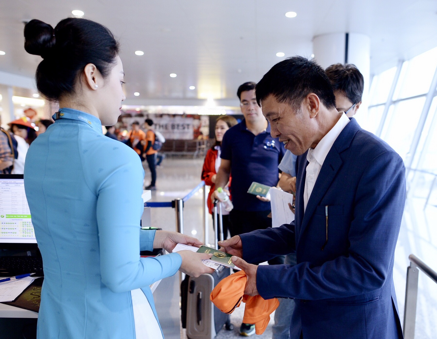 co dong vien len duong xem tran tu ket Asian Cup anh 9