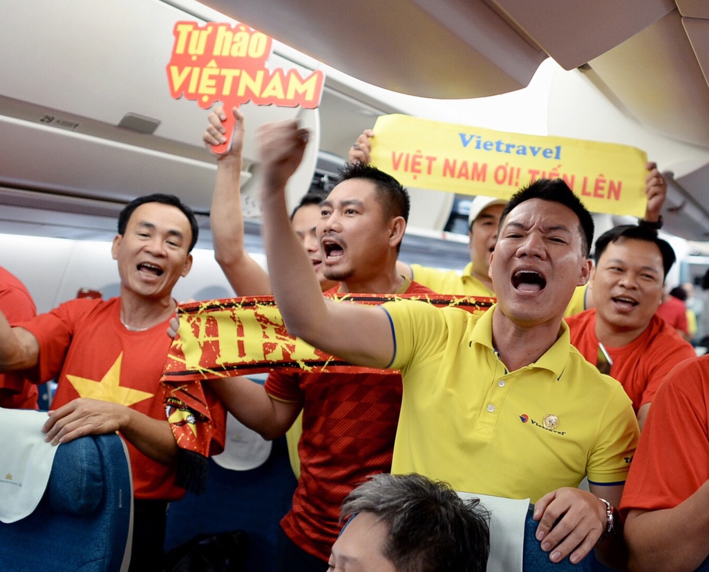 CDV len duong sang Dubai xem bong da, san bay Noi Bai ngap sac do hinh anh