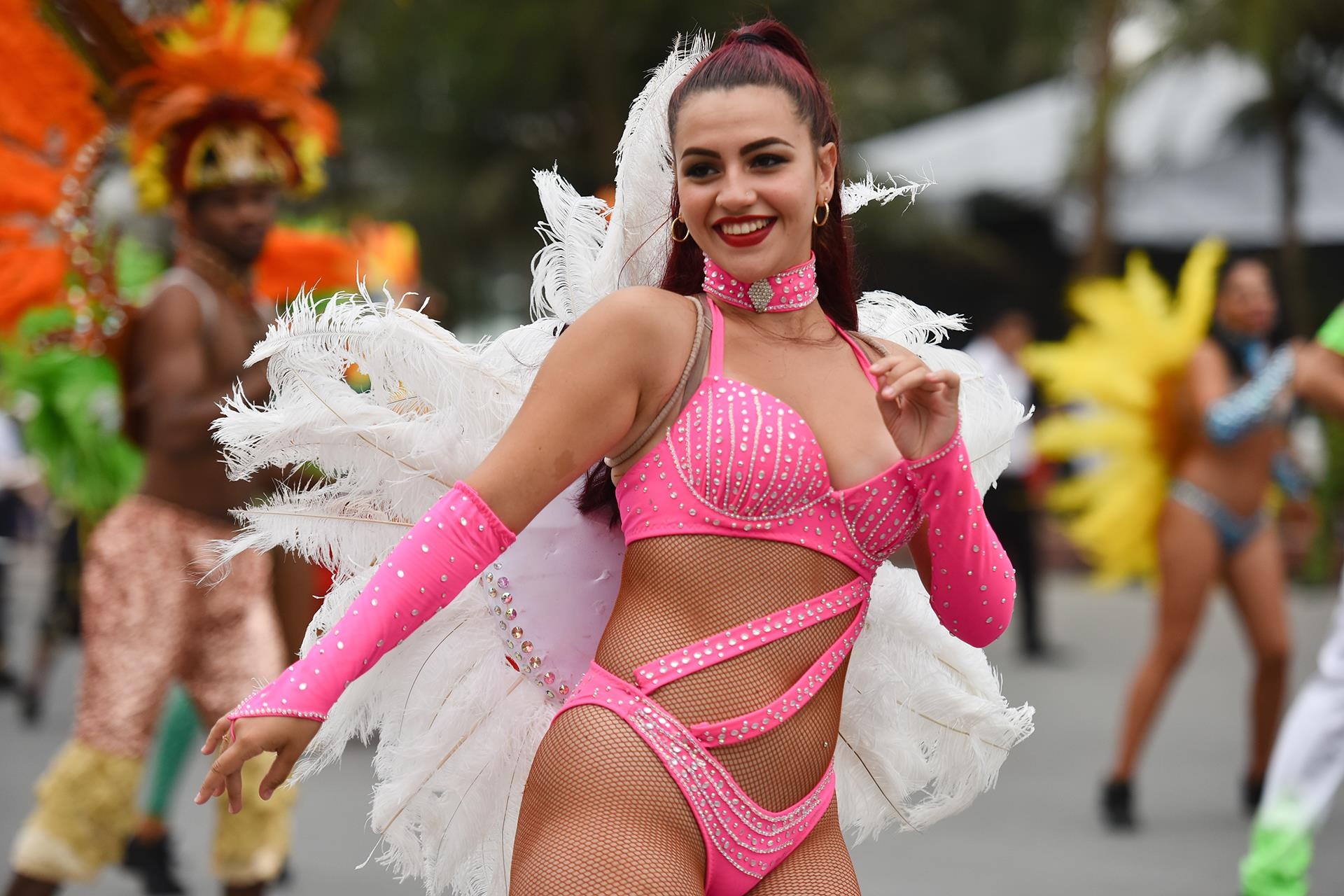 Nhung nu vu cong boc lua tren duong pho Sam Son hinh anh