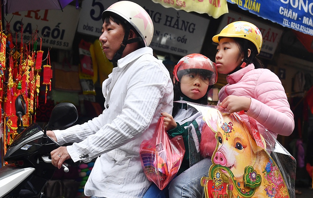 Nguoi dan un un ve pho co mua sam ngay lam viec cuoi cung hinh anh