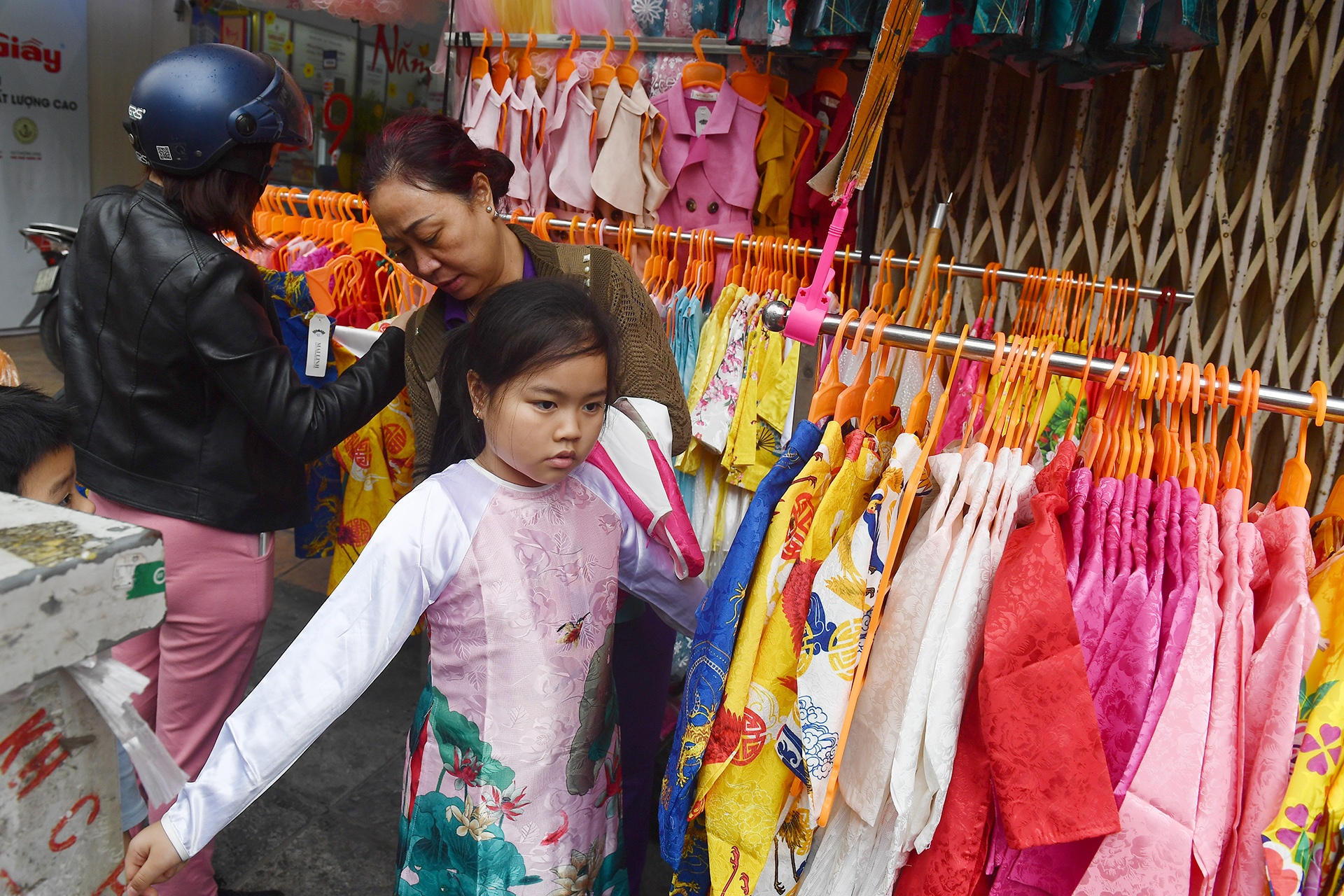 mua sam Tet Nguyen dan tren pho co anh 8