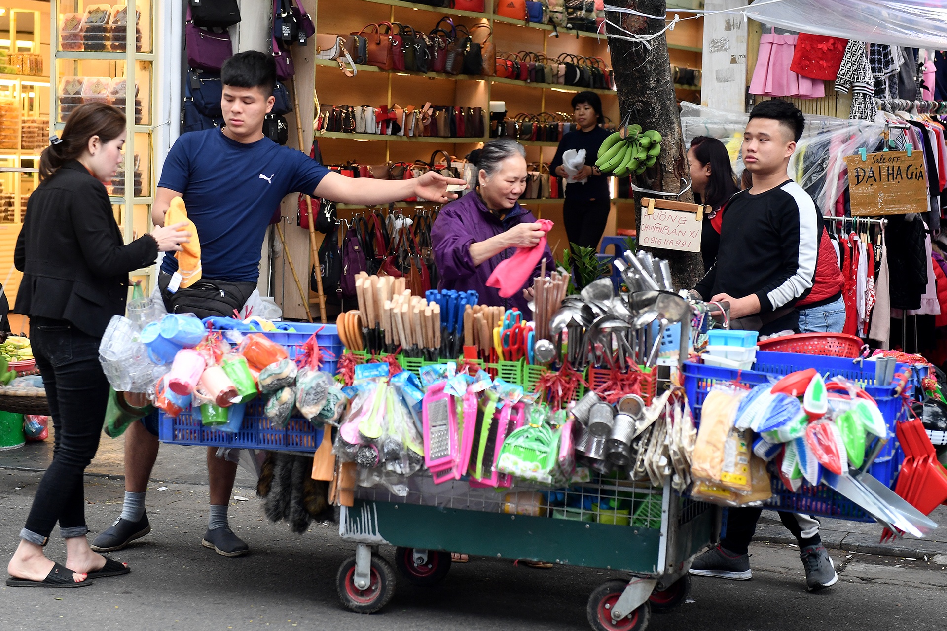 mua sam Tet Nguyen dan tren pho co anh 15