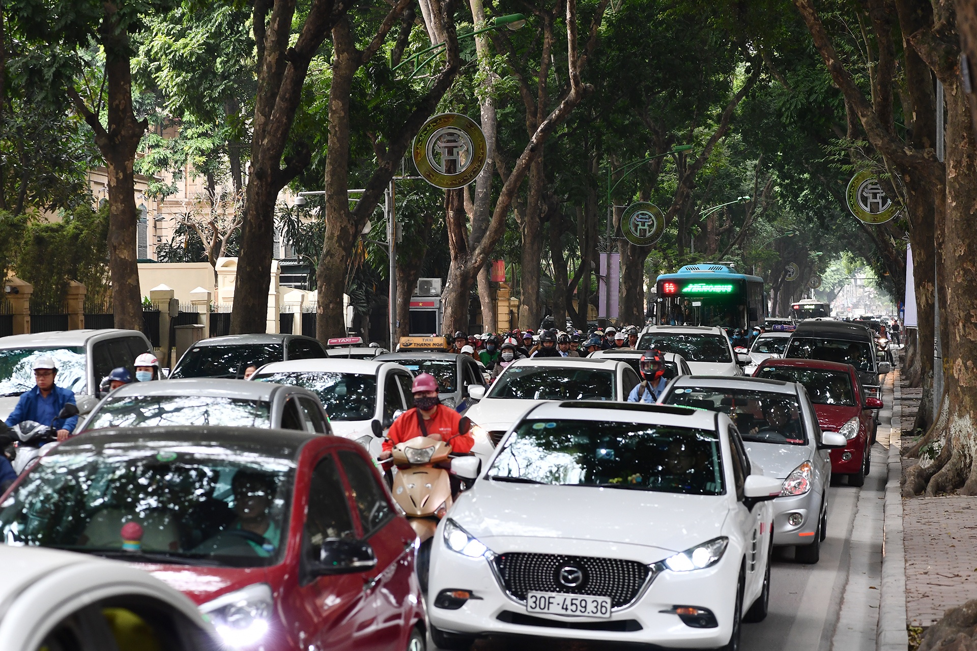 mua sam Tet Nguyen dan tren pho co anh 1