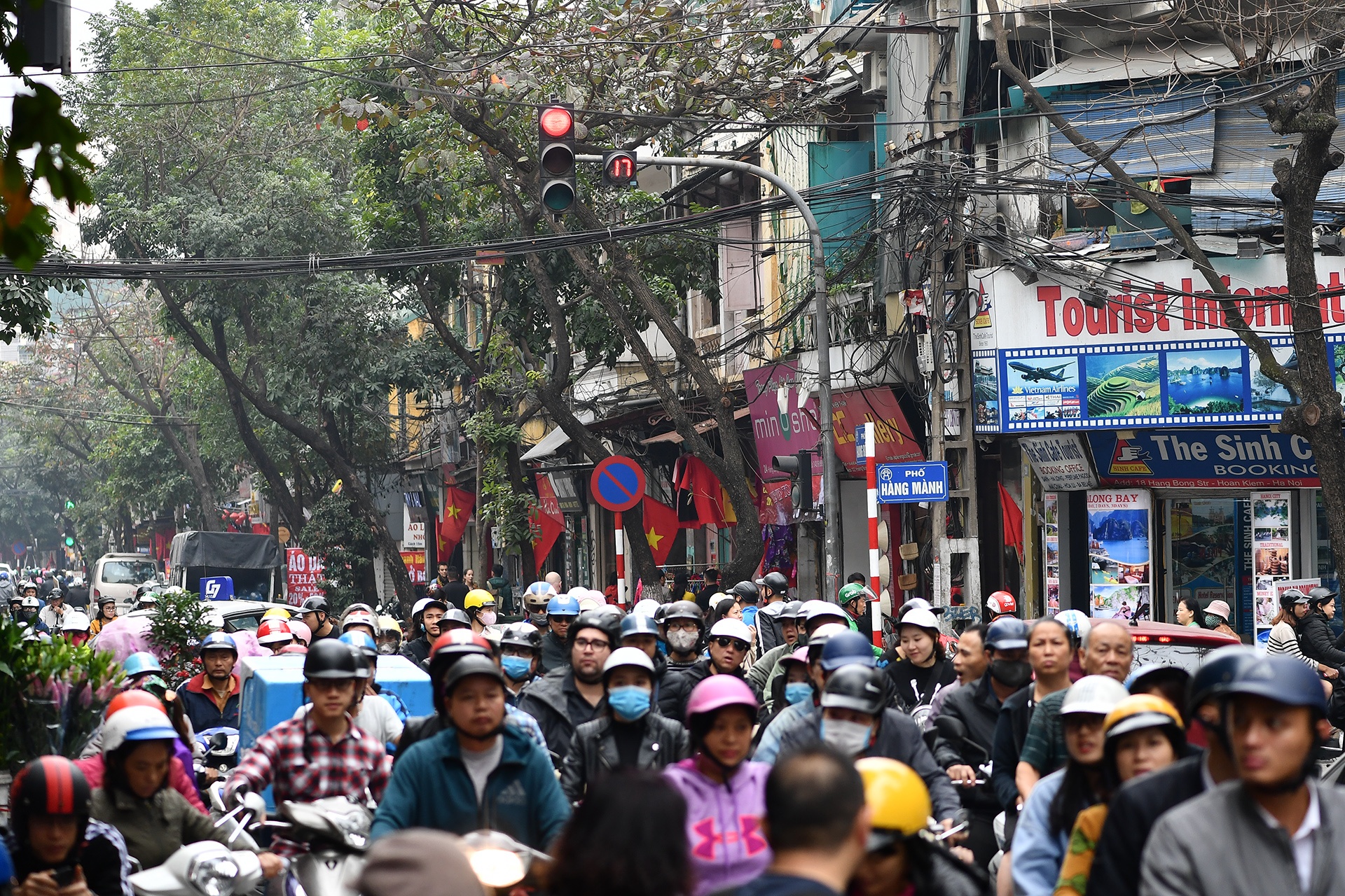 mua sam Tet Nguyen dan tren pho co anh 2