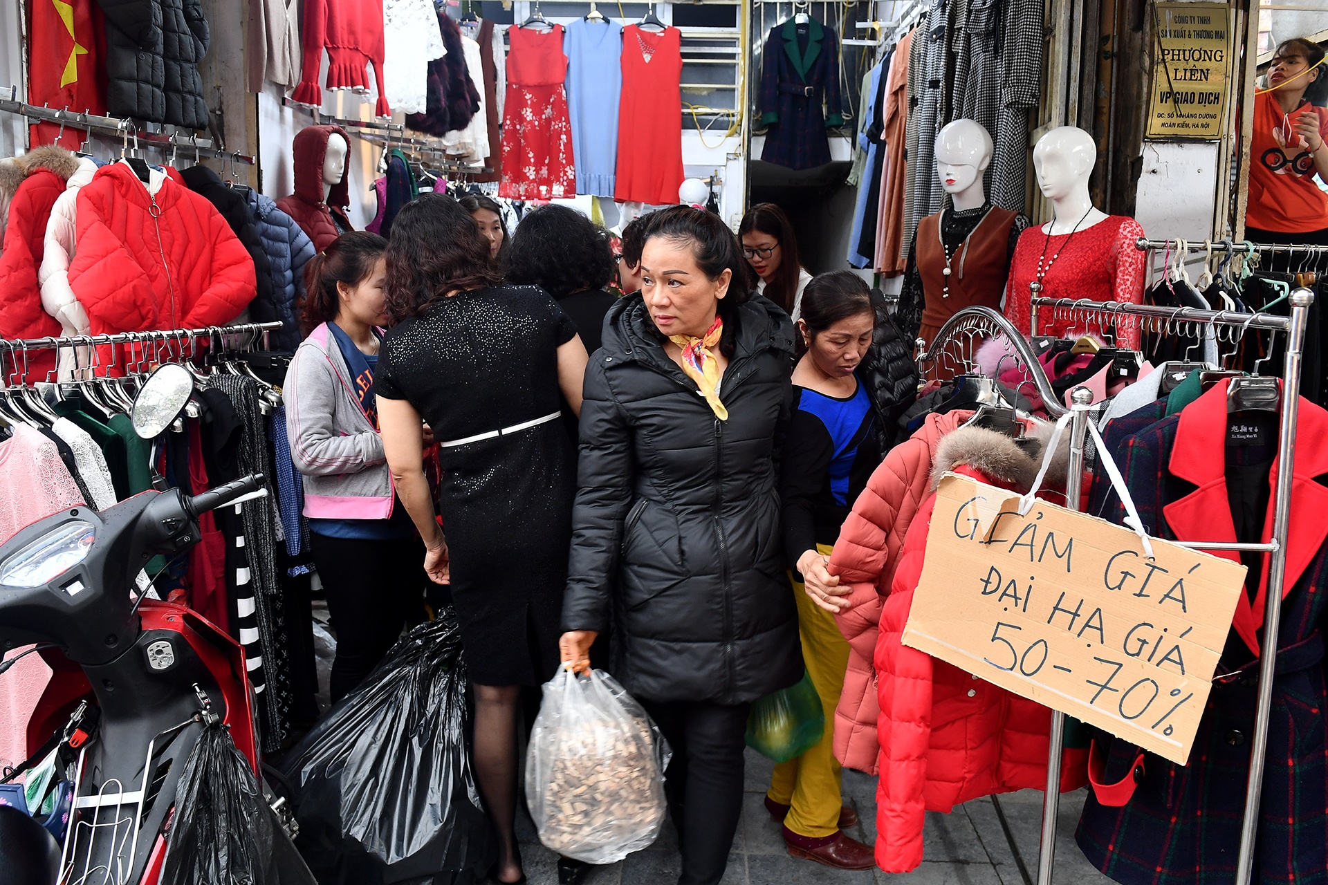 mua sam Tet Nguyen dan tren pho co anh 7