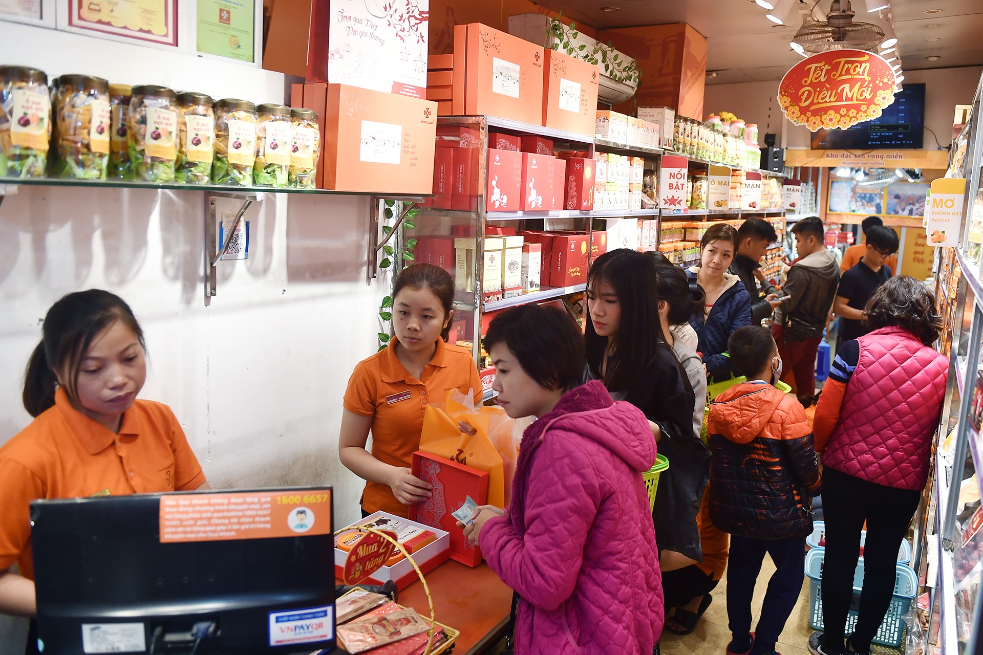 mua sam Tet Nguyen dan tren pho co anh 10