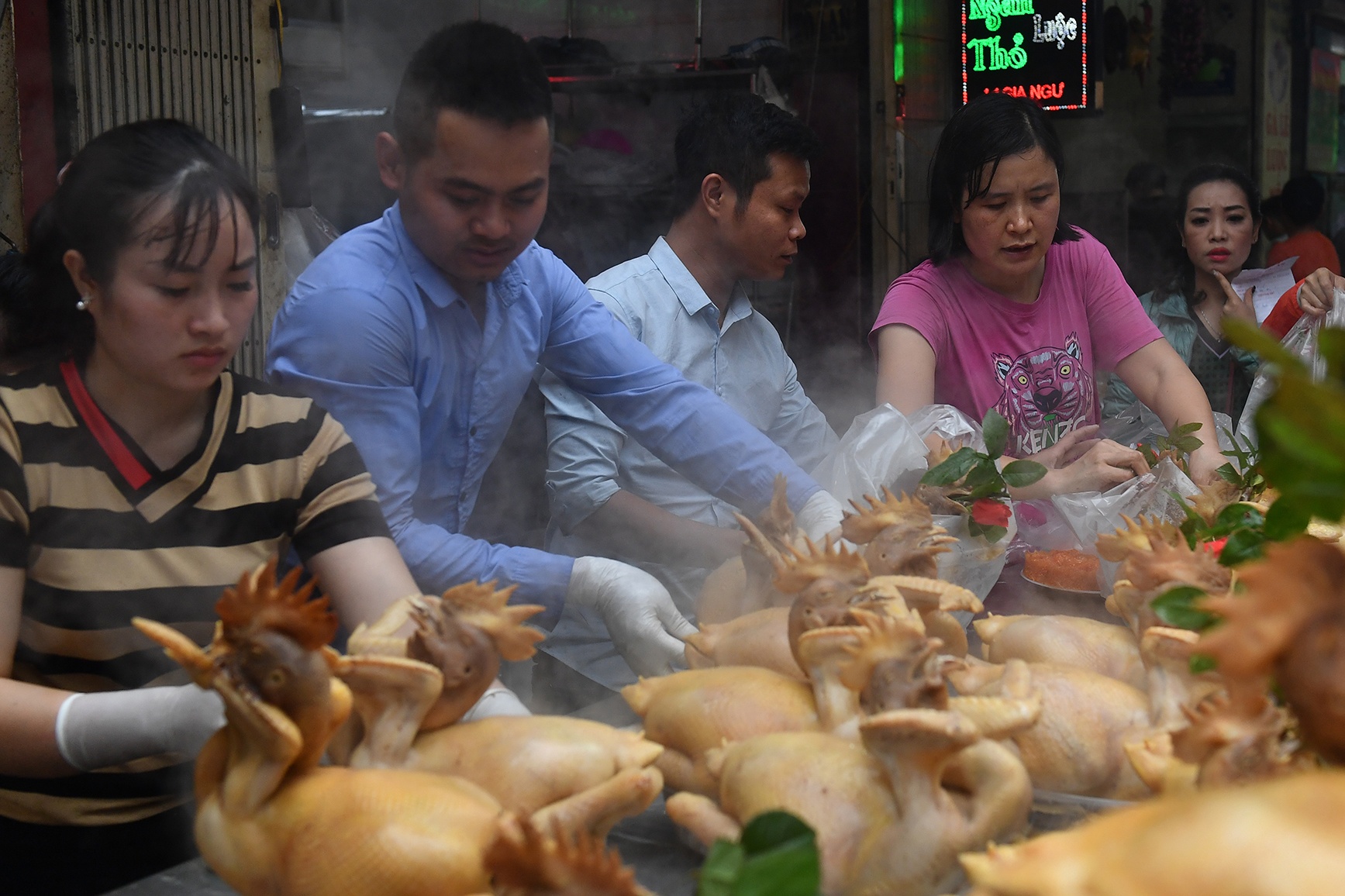 Chen chan mua ga cung giao thua sang 30 Tet hinh anh