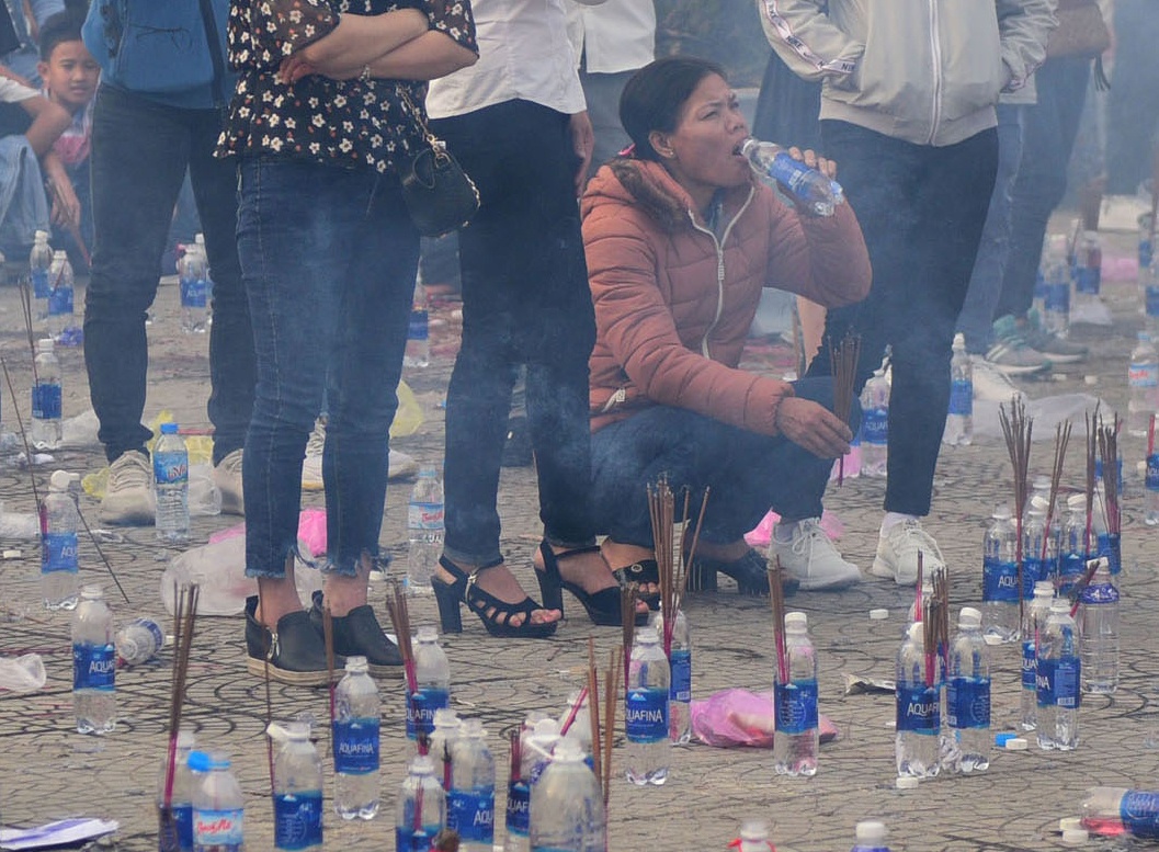 Kieu xa rac ky cuc sau khi lam le ngay Tet hinh anh