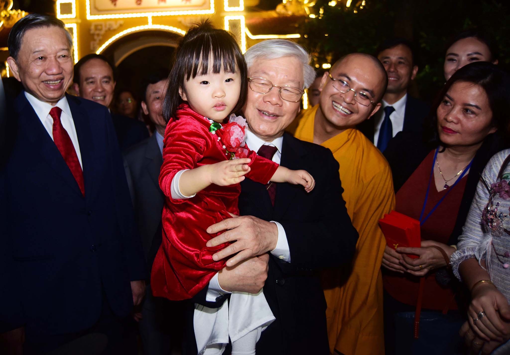 Tong bi thu, Chu tich nuoc tham hoi nguoi dan ben ho Tay dem giao thua hinh anh