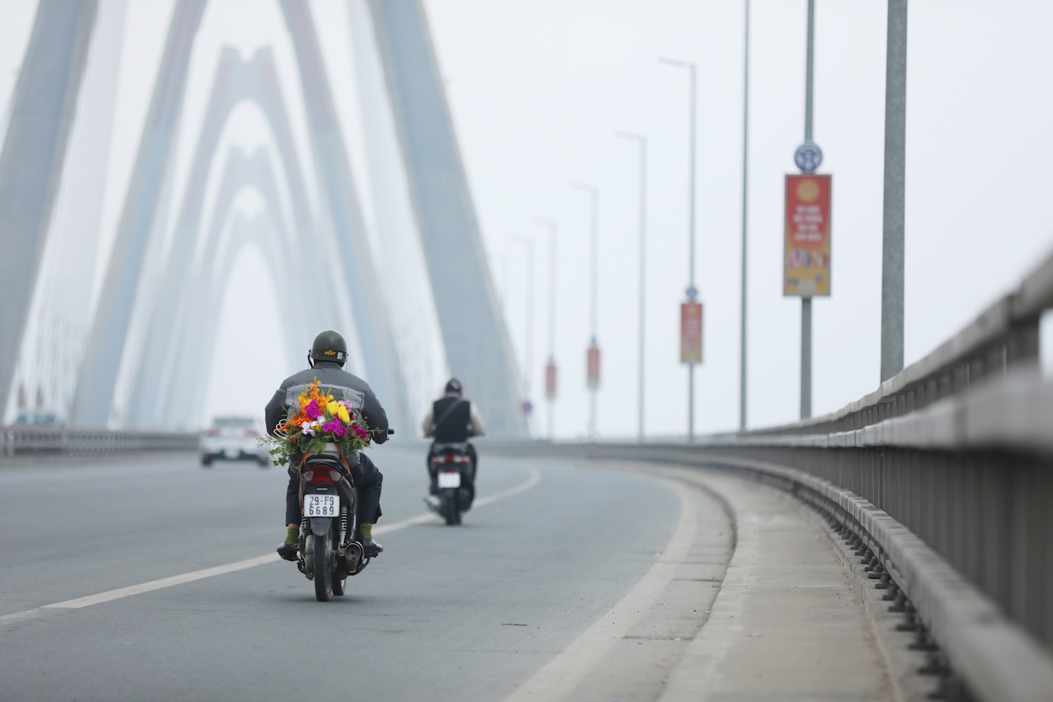 canh dep tren cac cay cau o Ha Noi ngay Tet anh 13