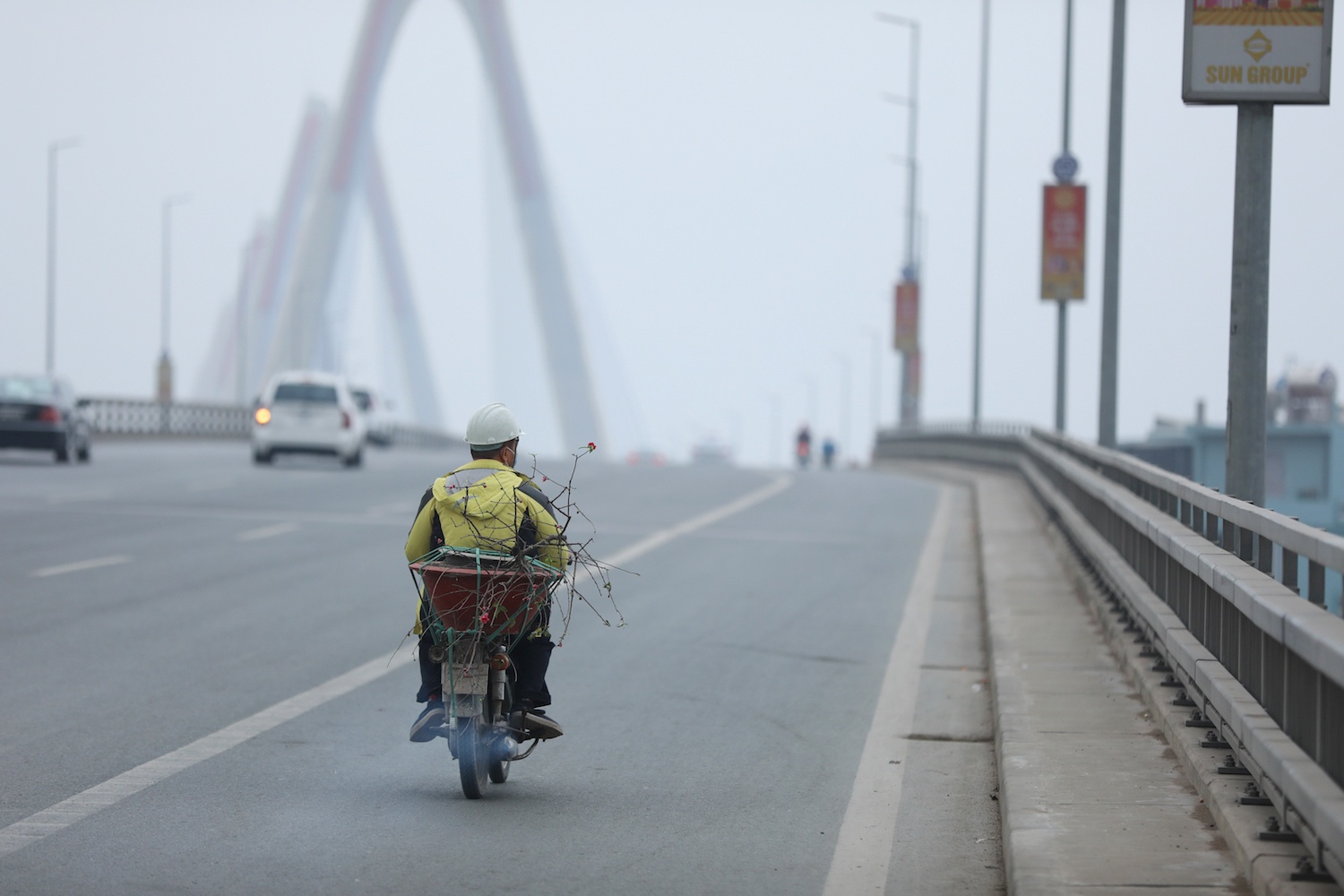 canh dep tren cac cay cau o Ha Noi ngay Tet anh 14