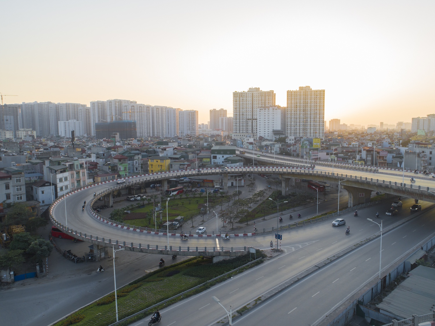 canh dep tren cac cay cau o Ha Noi ngay Tet anh 31