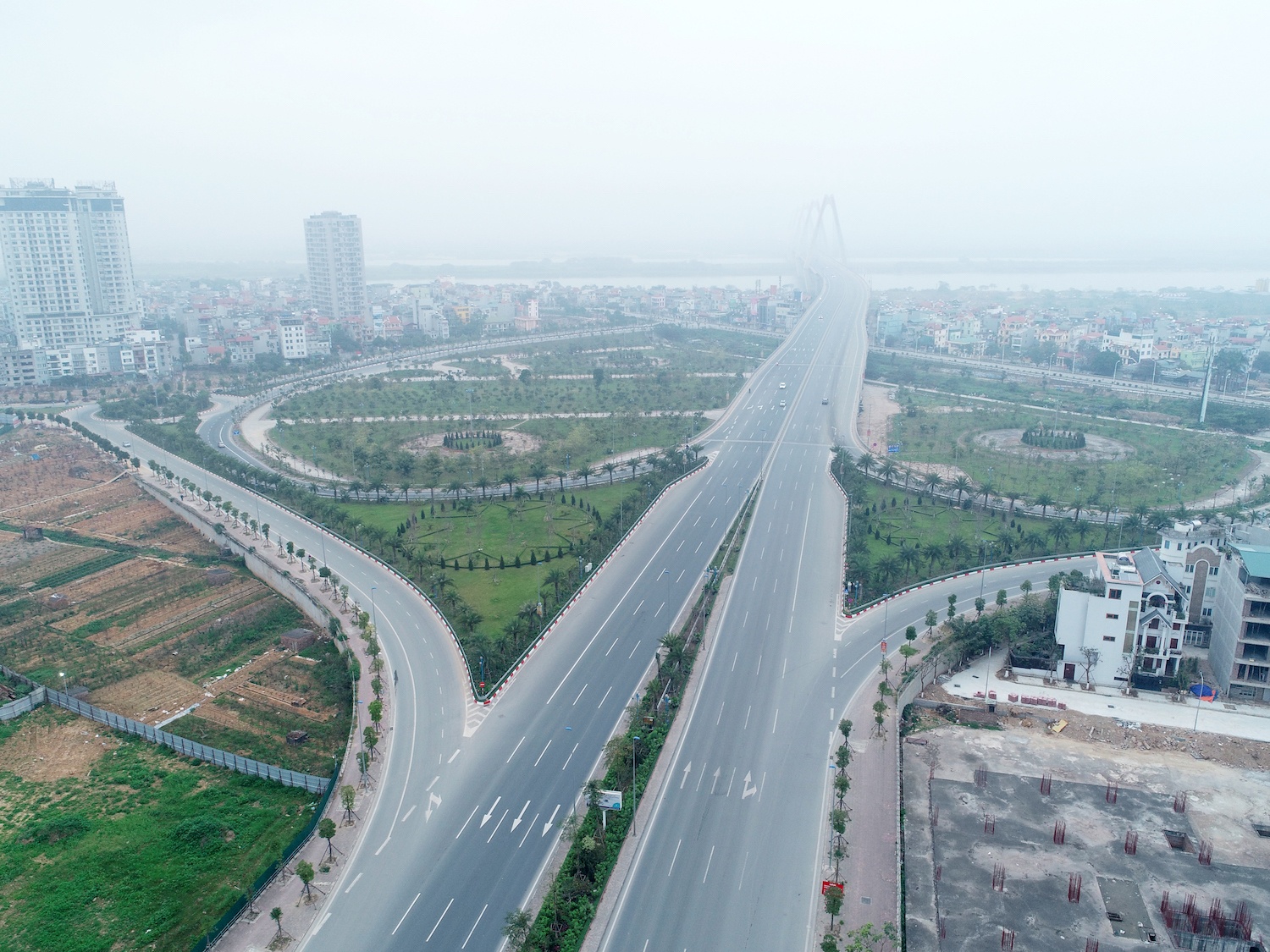 canh dep tren cac cay cau o Ha Noi ngay Tet anh 6