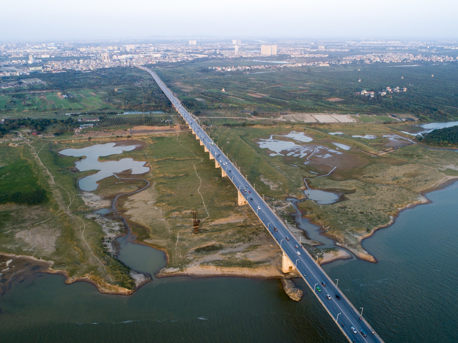 canh dep tren cac cay cau o Ha Noi ngay Tet anh 30