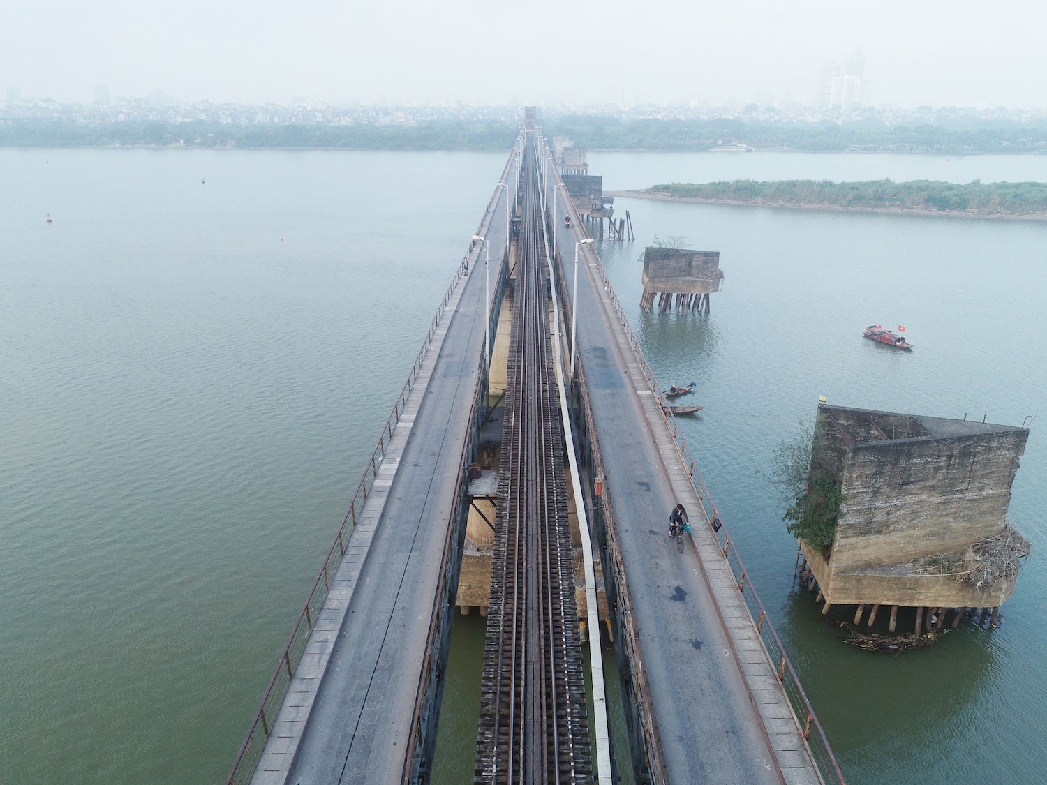 canh dep tren cac cay cau o Ha Noi ngay Tet anh 16