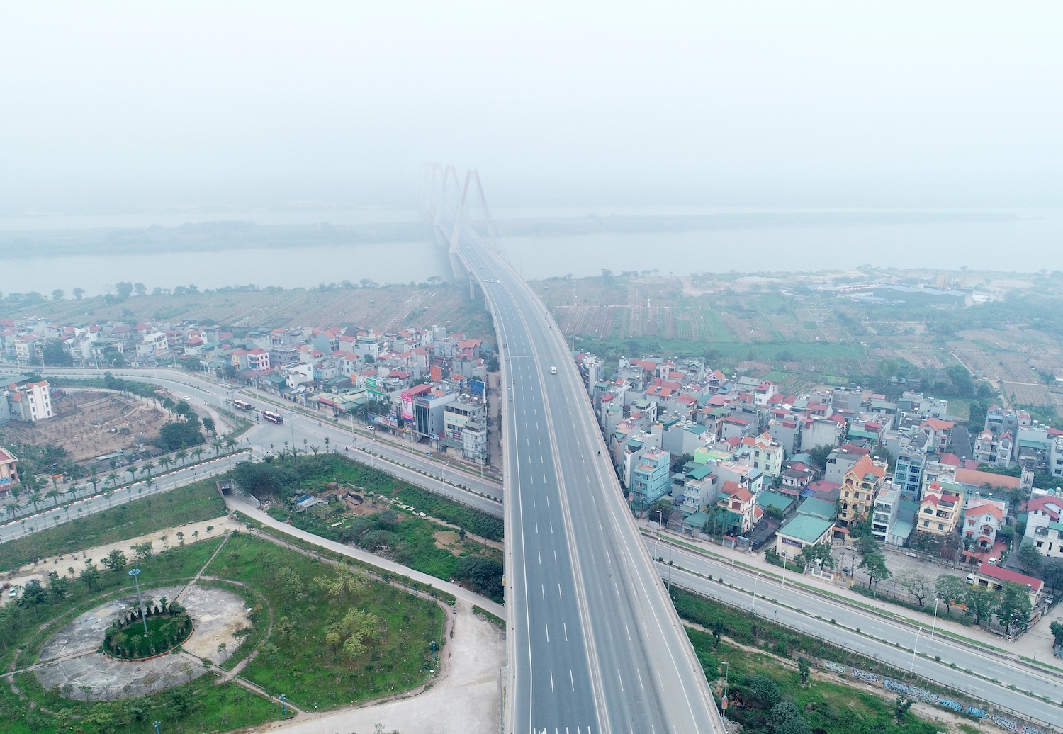 canh dep tren cac cay cau o Ha Noi ngay Tet anh 7
