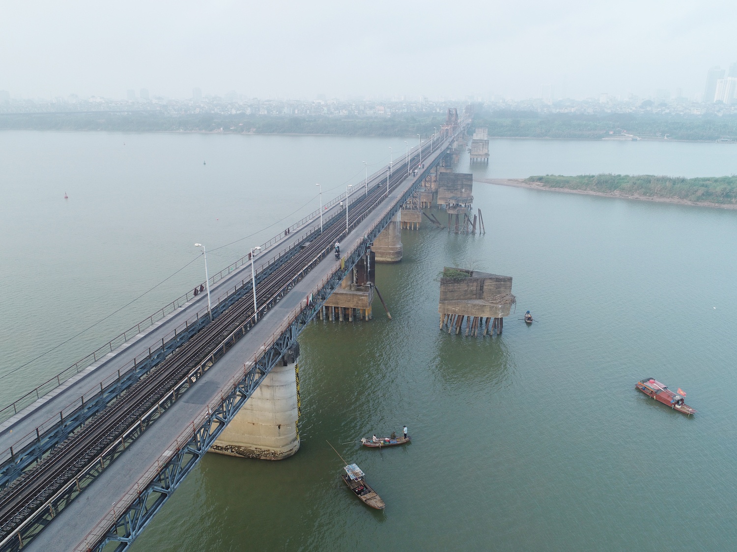 canh dep tren cac cay cau o Ha Noi ngay Tet anh 17