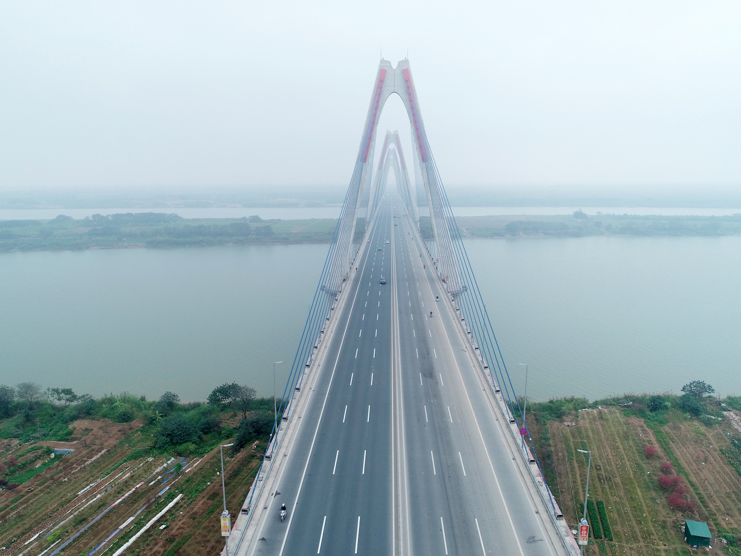 canh dep tren cac cay cau o Ha Noi ngay Tet anh 10