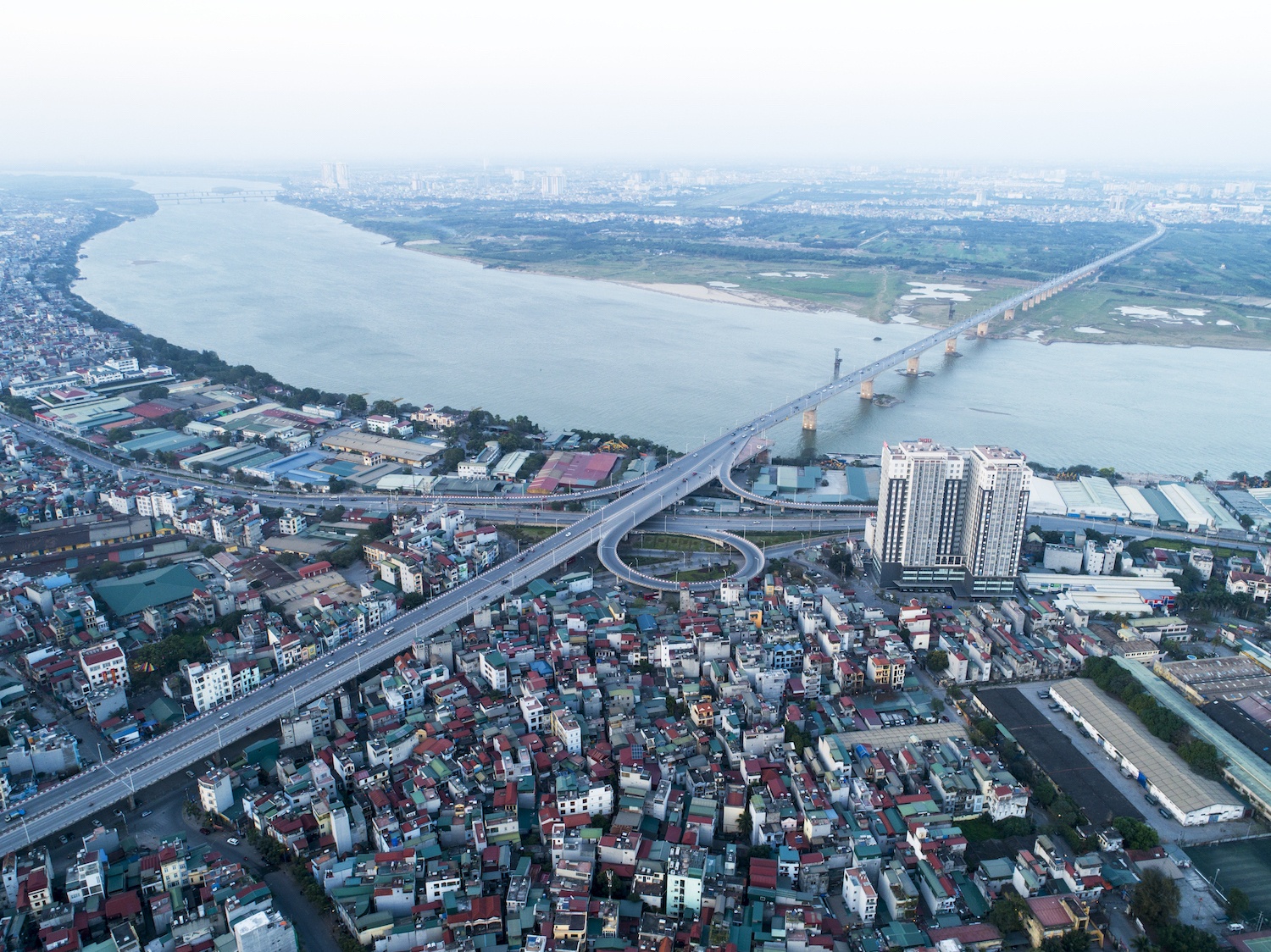canh dep tren cac cay cau o Ha Noi ngay Tet anh 33