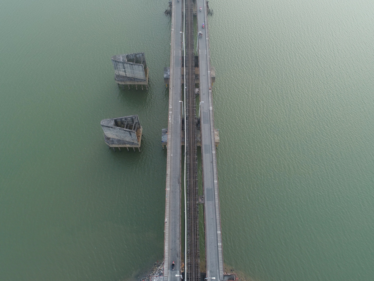 canh dep tren cac cay cau o Ha Noi ngay Tet anh 21