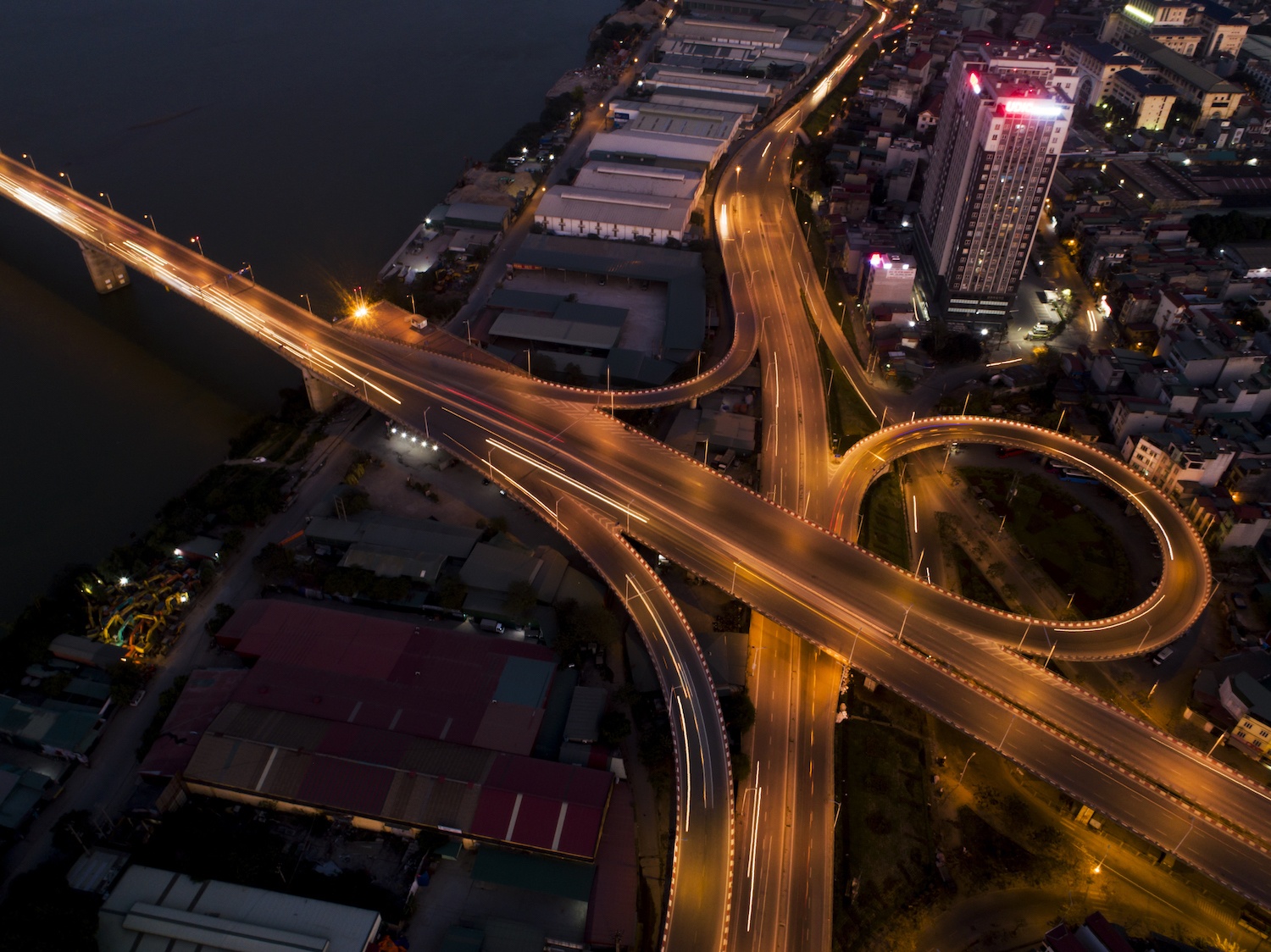 canh dep tren cac cay cau o Ha Noi ngay Tet anh 34